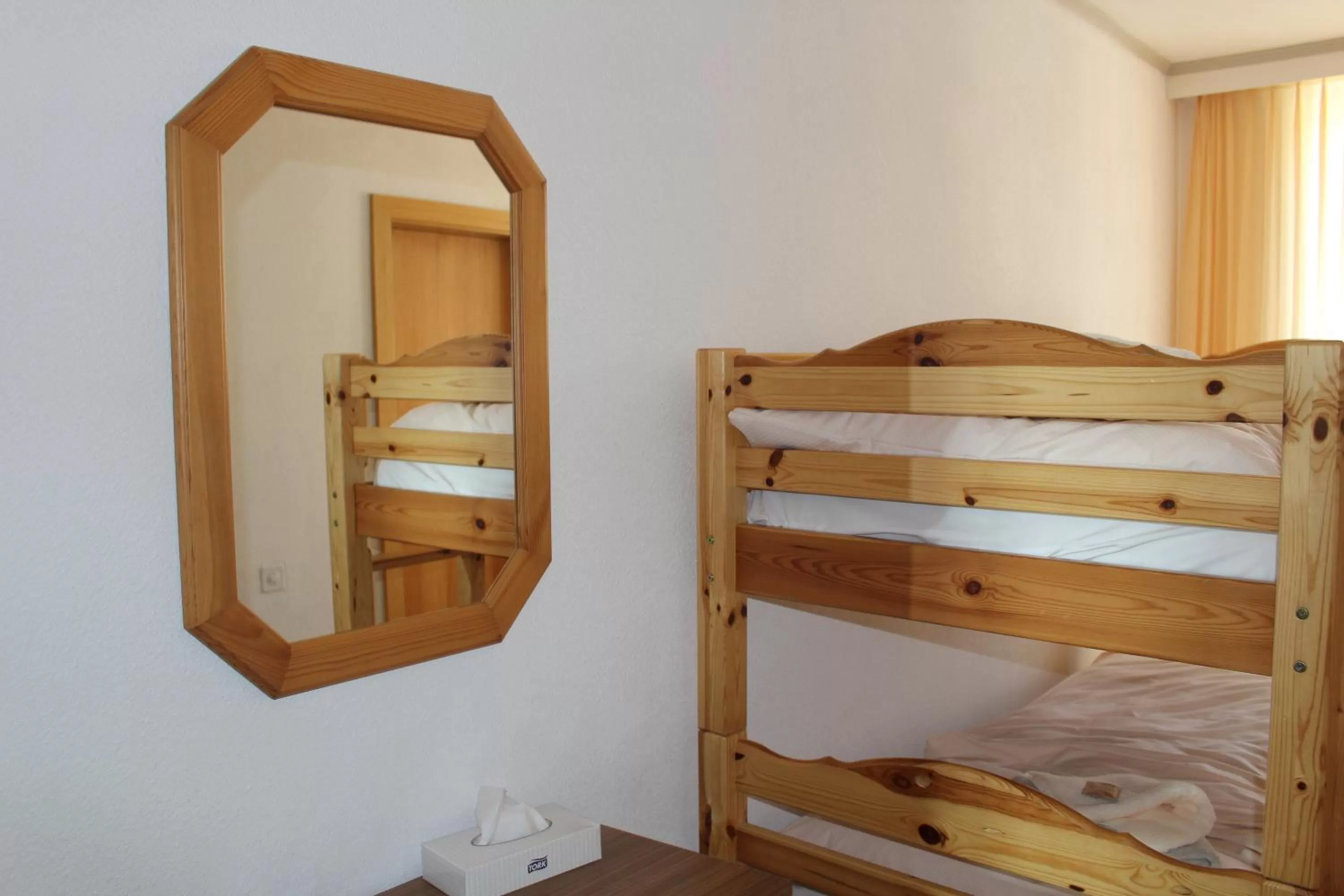 bunk bed, Bed in Hôtel de la Gare