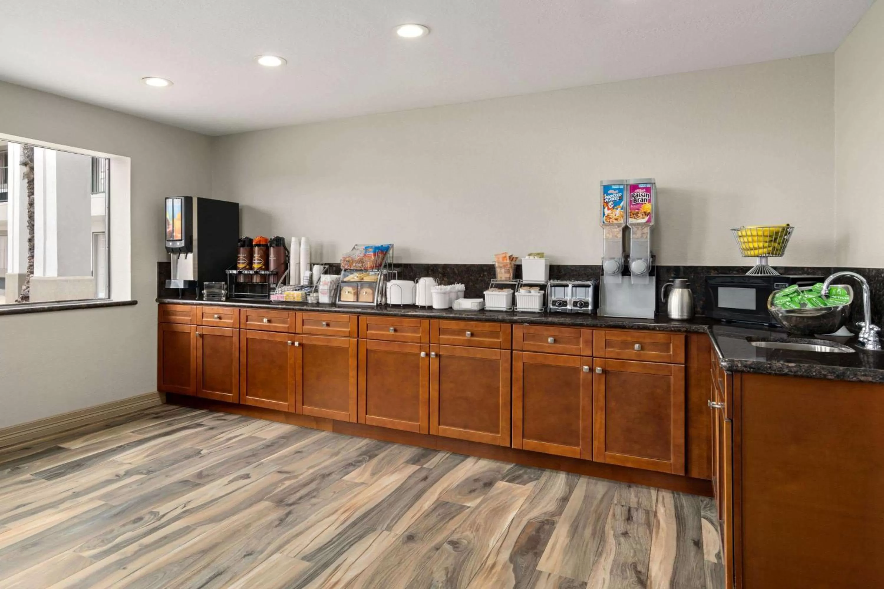 Restaurant/places to eat, Kitchen/Kitchenette in Super 8 by Wyndham Houston/Dtwn/I-610