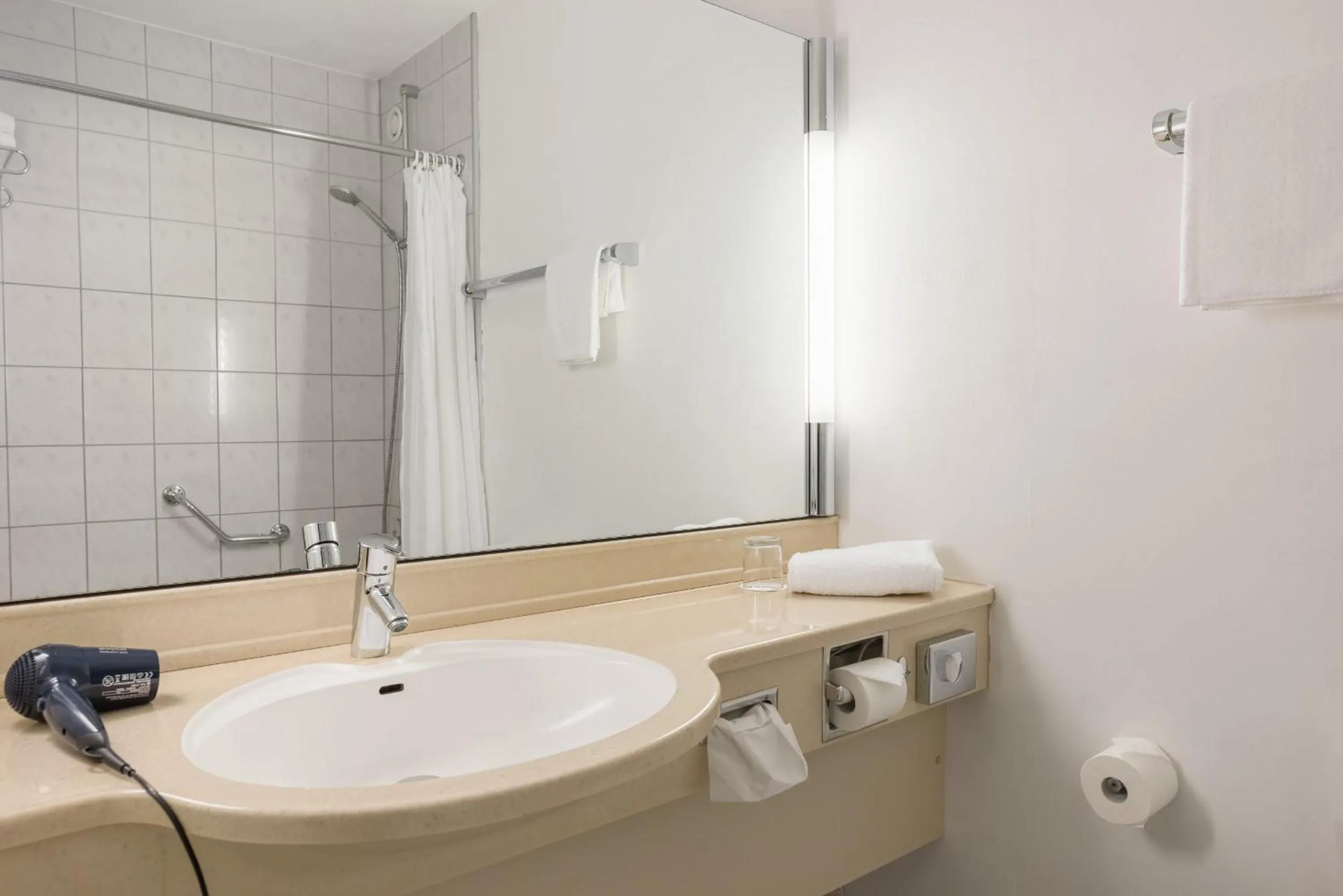 Photo of the whole room in Leoso Hotel Ludwigshafen