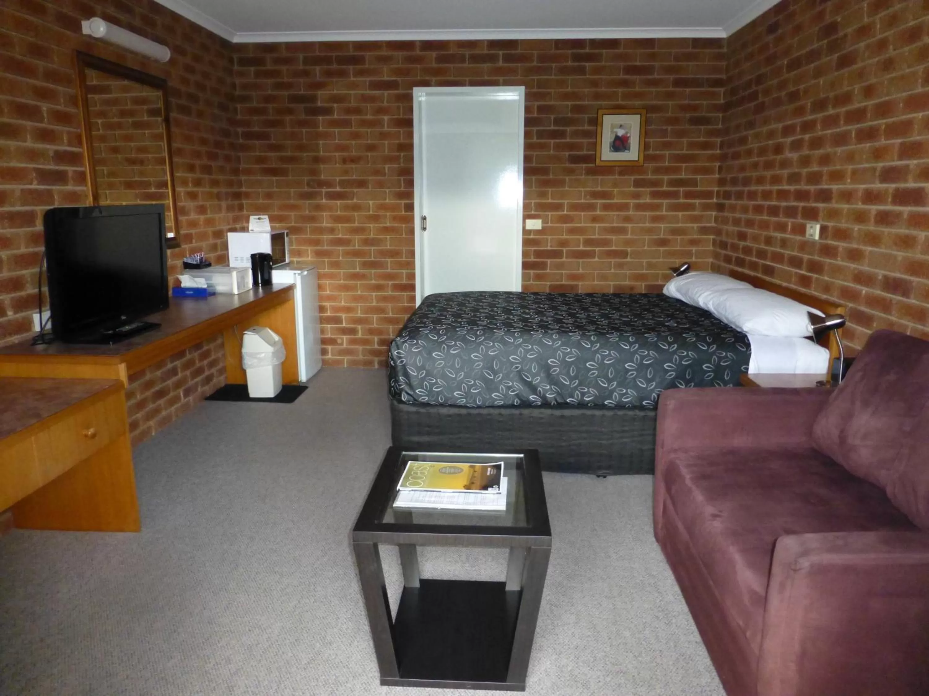 Photo of the whole room, TV/Entertainment Center in Inverloch Central Motor Inn