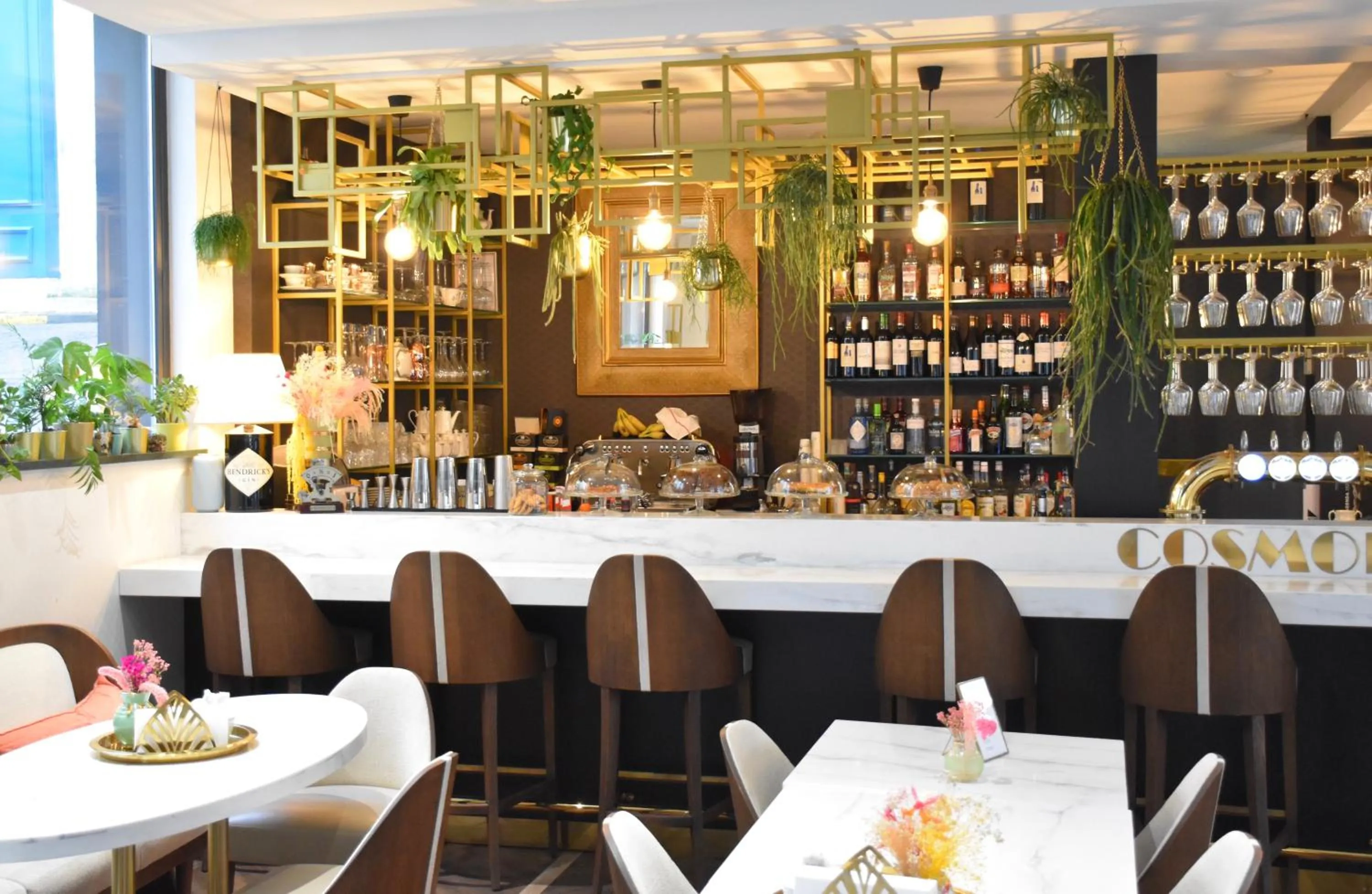 Restaurant/places to eat in Hôtel Cosmopolitain