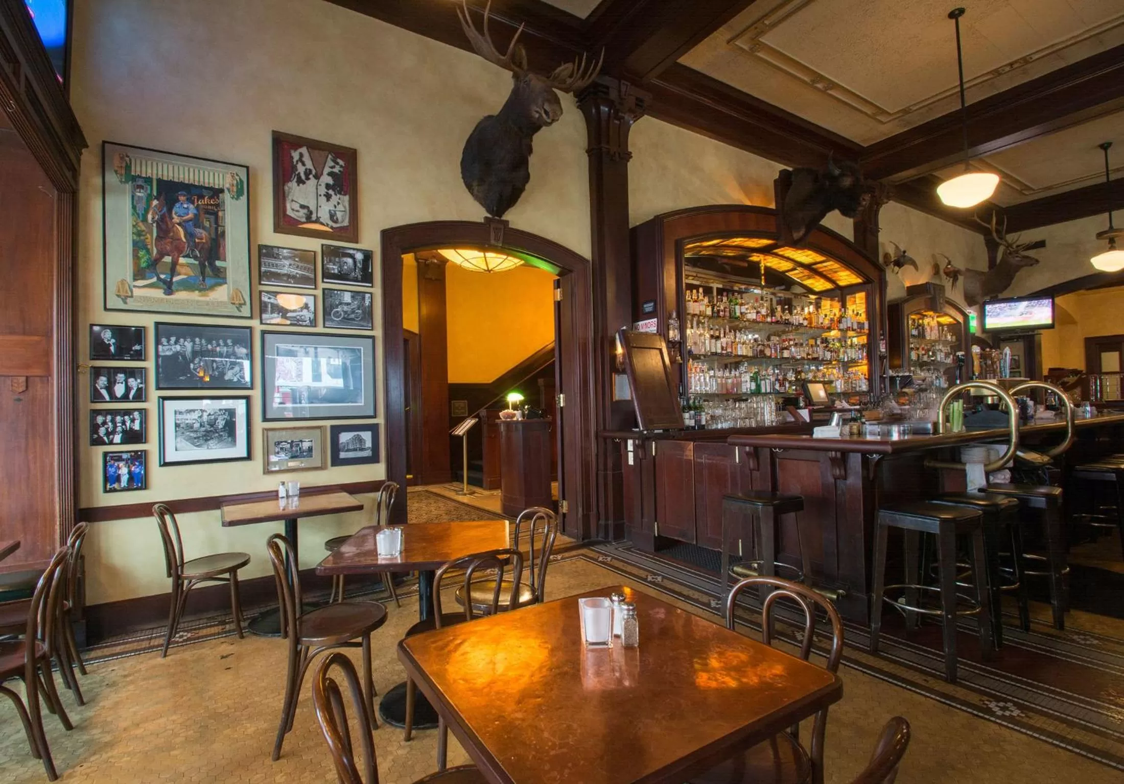 Restaurant/places to eat in Sentinel Hotel