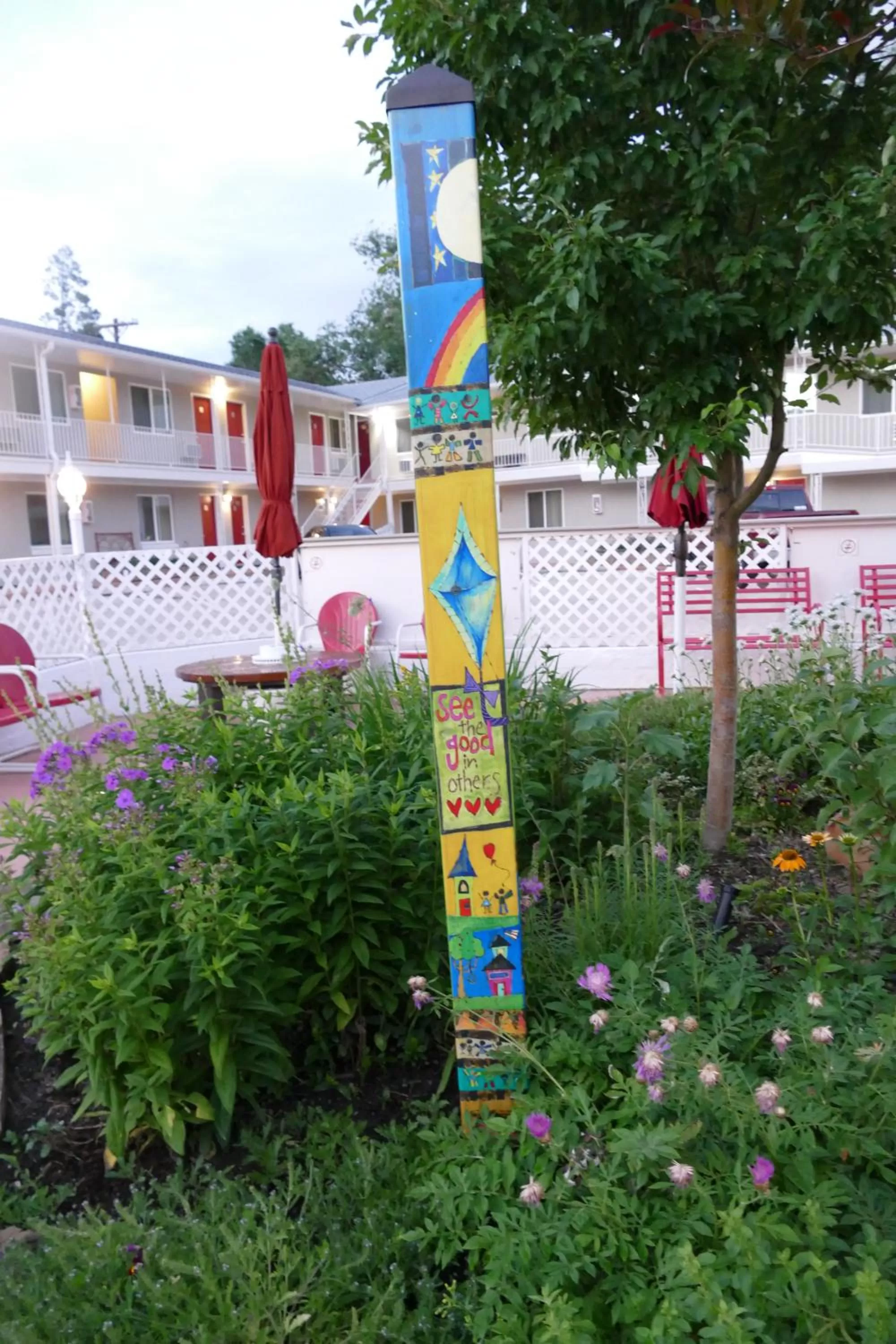 Decorative detail in Red Wing Motel