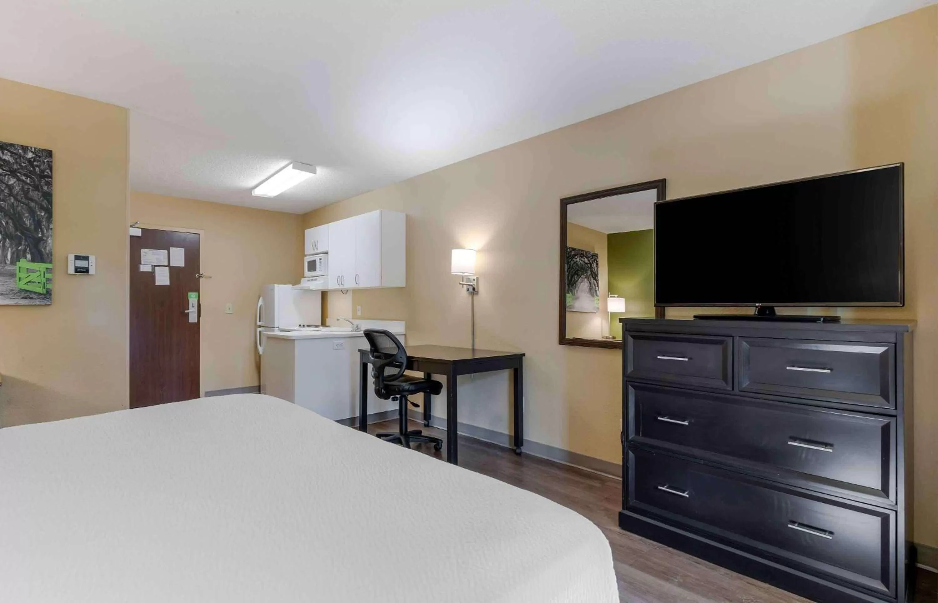 Bedroom, Bed in Extended Stay America Suites - Kansas City - Overland Park - Quivira Rd