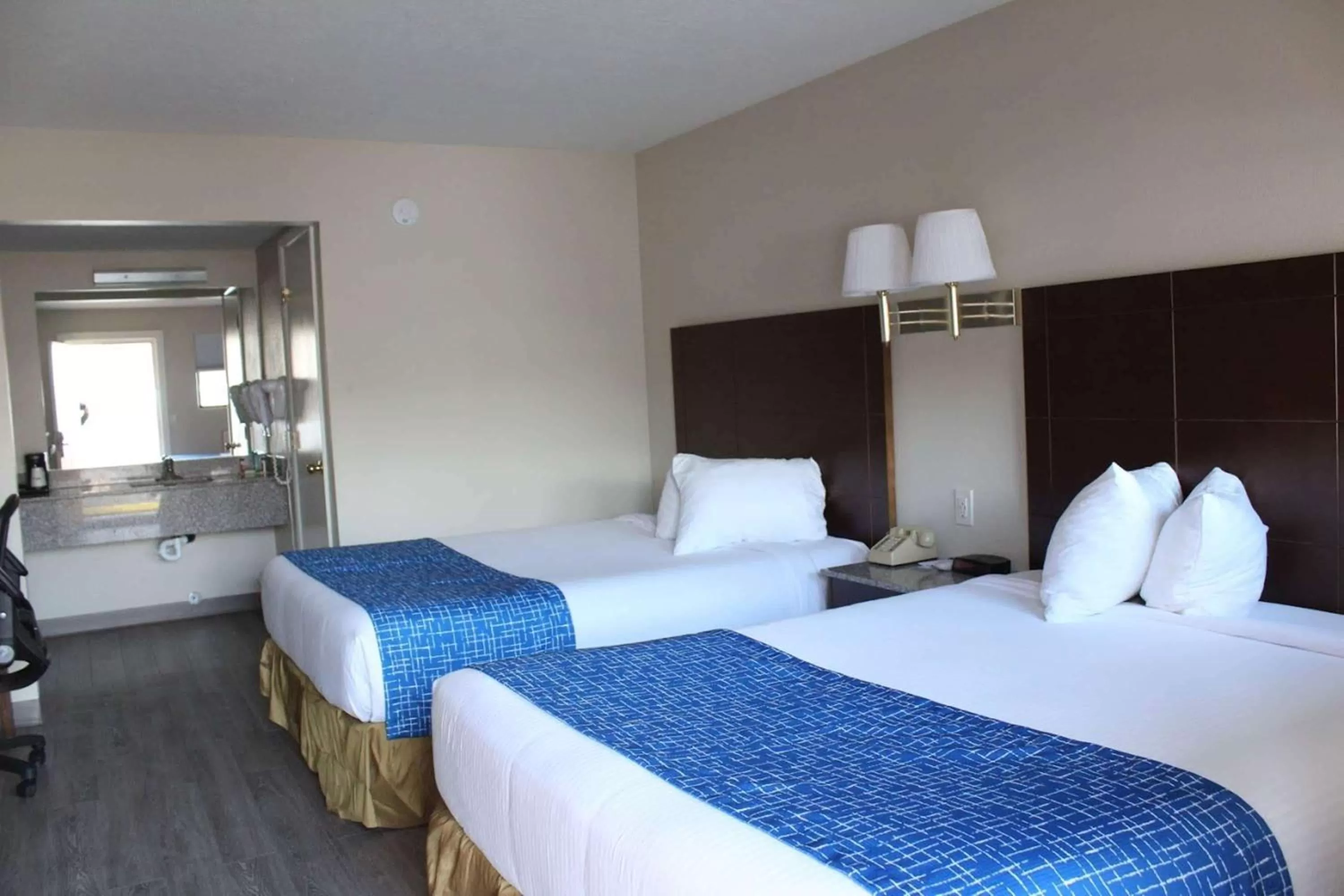 Photo of the whole room, Bed in Travelodge by Wyndham Cedar City