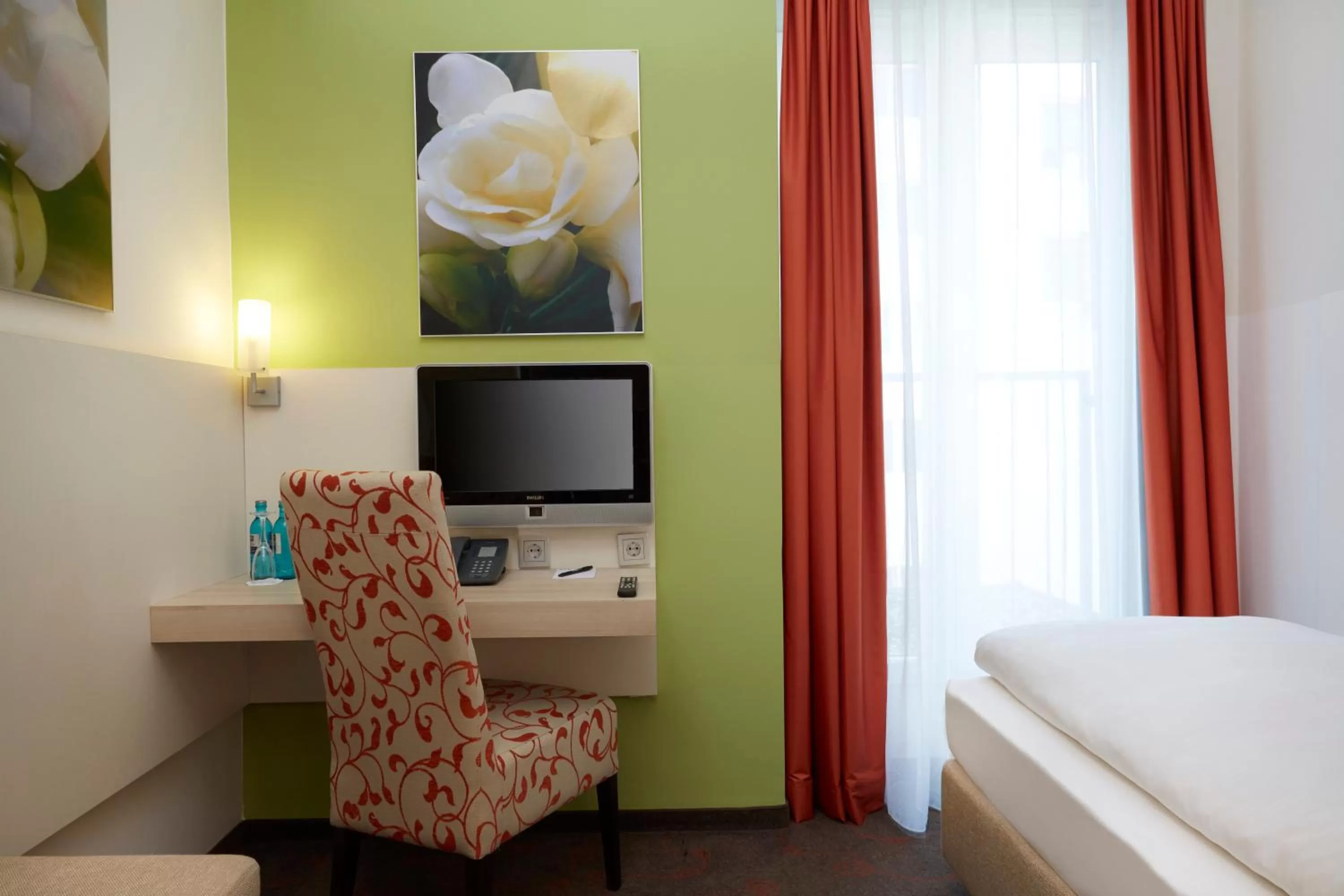 Photo of the whole room, Bed in H+ Hotel München