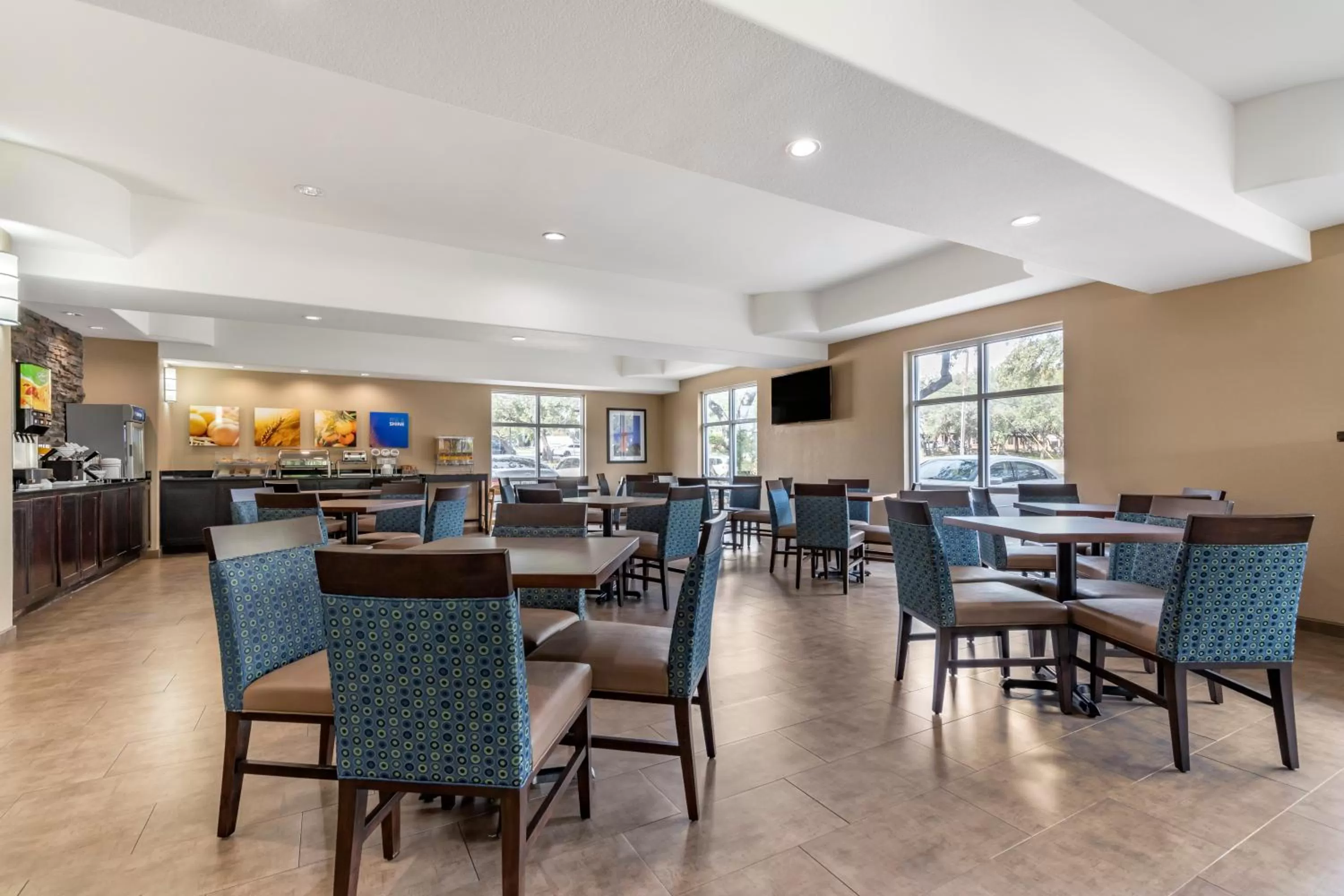 Dining area in Comfort Suites Medical Center near Six Flags