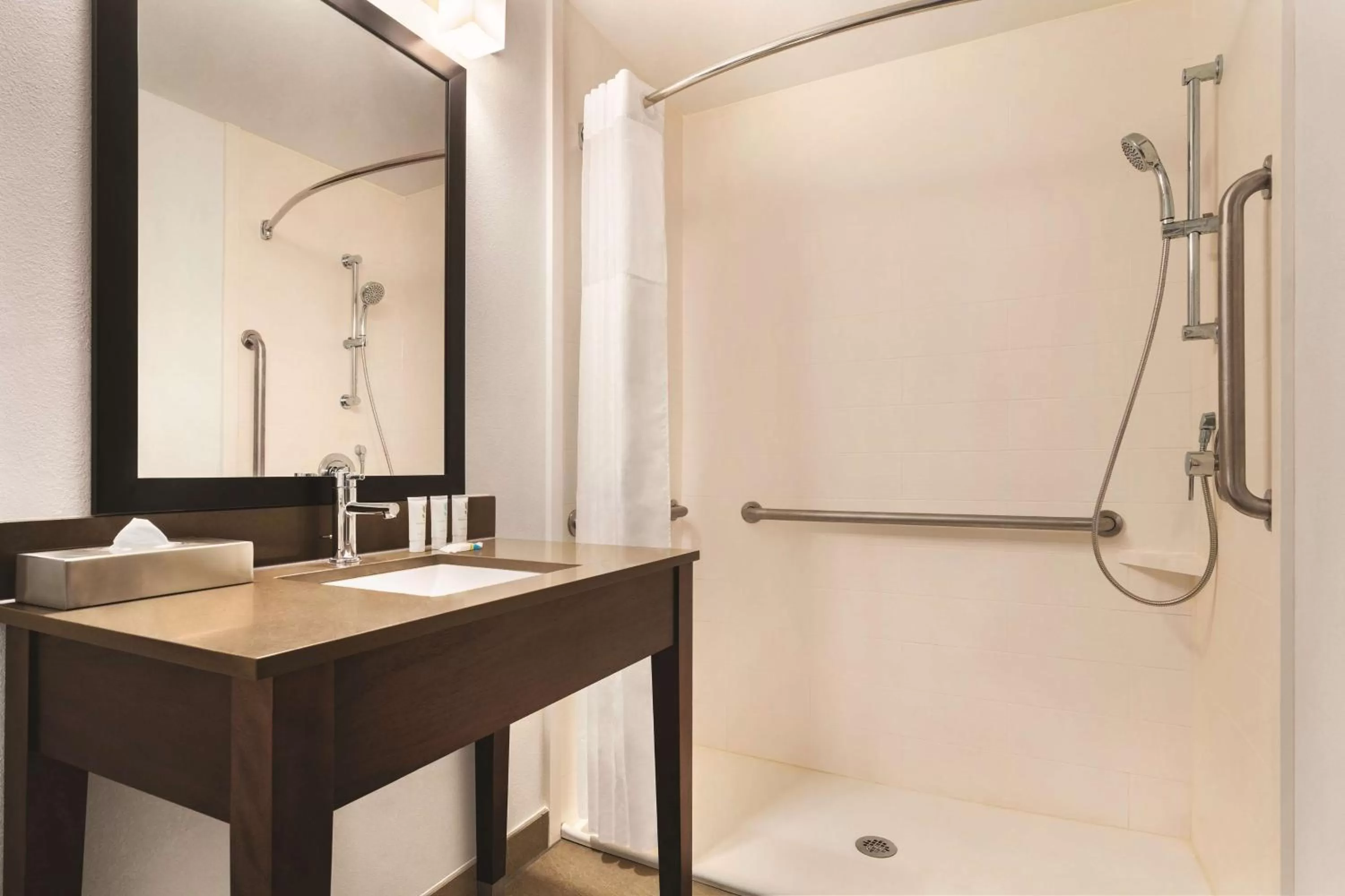 One-Bedroom King Suite - Non-Smoking in Country Inn & Suites by Radisson, Savannah Midtown, GA