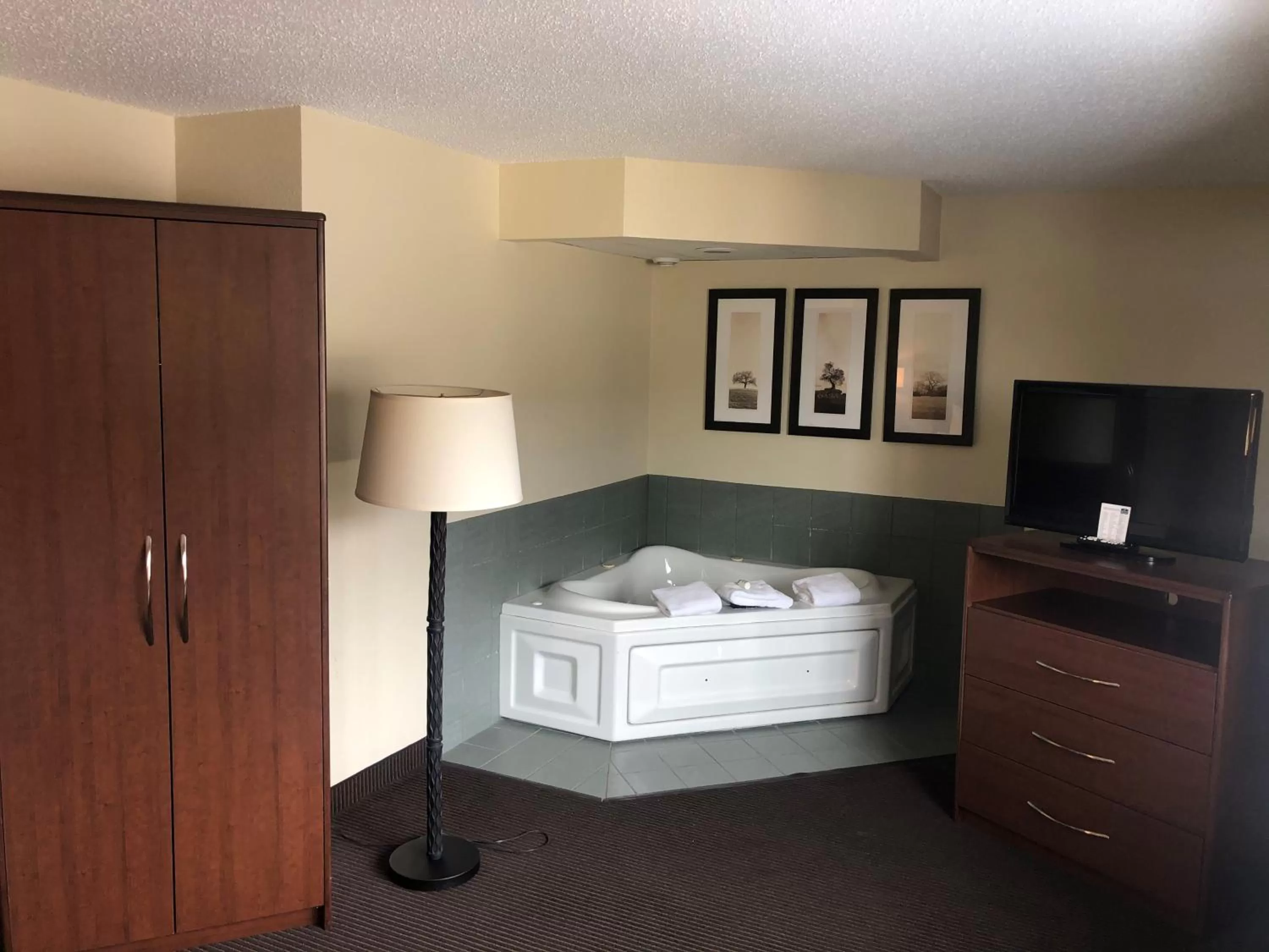 Bedroom, Bed in Cobblestone Hotel & Suites - Wisconsin Rapids