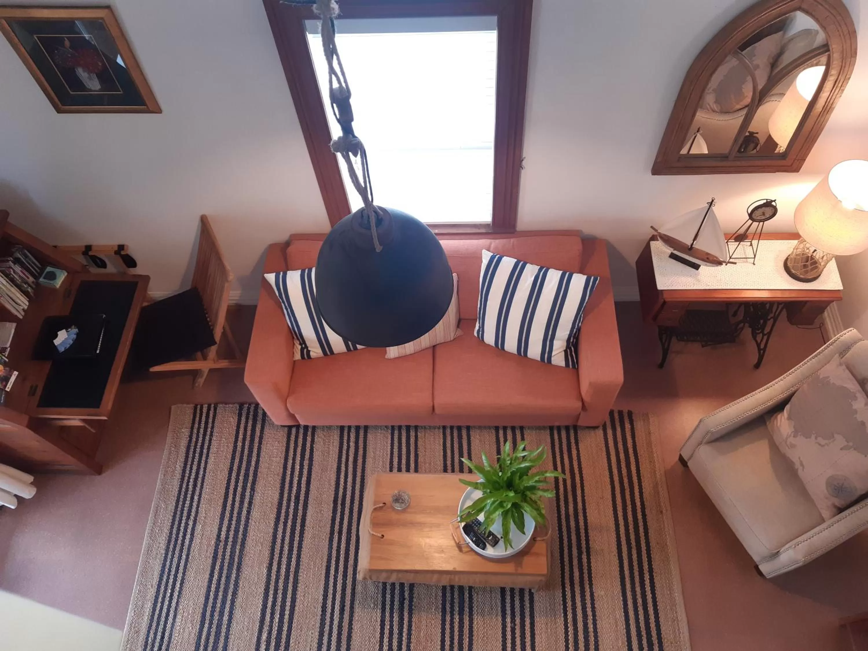 Communal lounge/ TV room in Harbour View Cottage