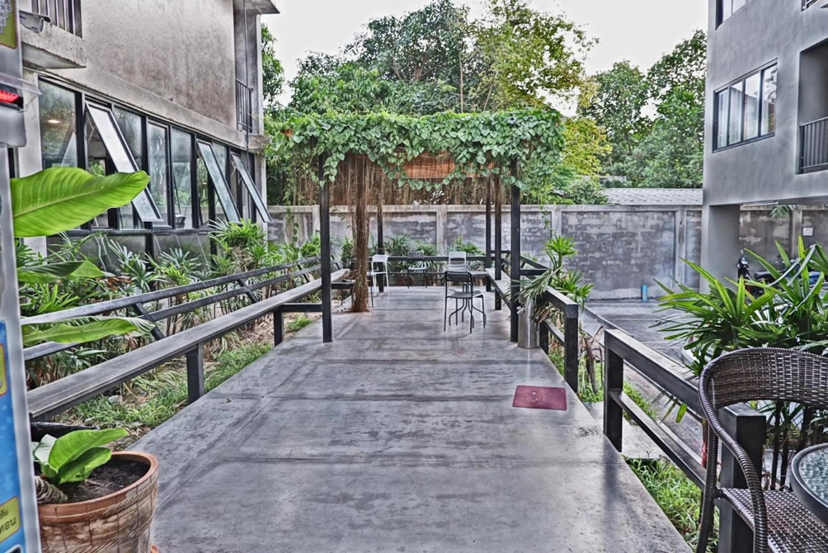 Property building in Izen Plus Budget Hotel & Residence