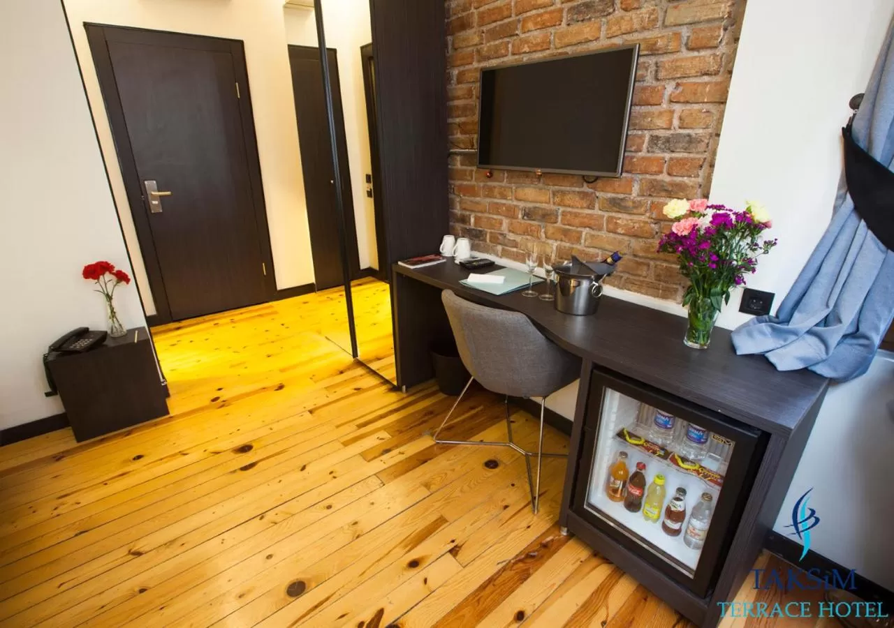 Living room, TV/Entertainment Center in Taksim Terrace Hotel