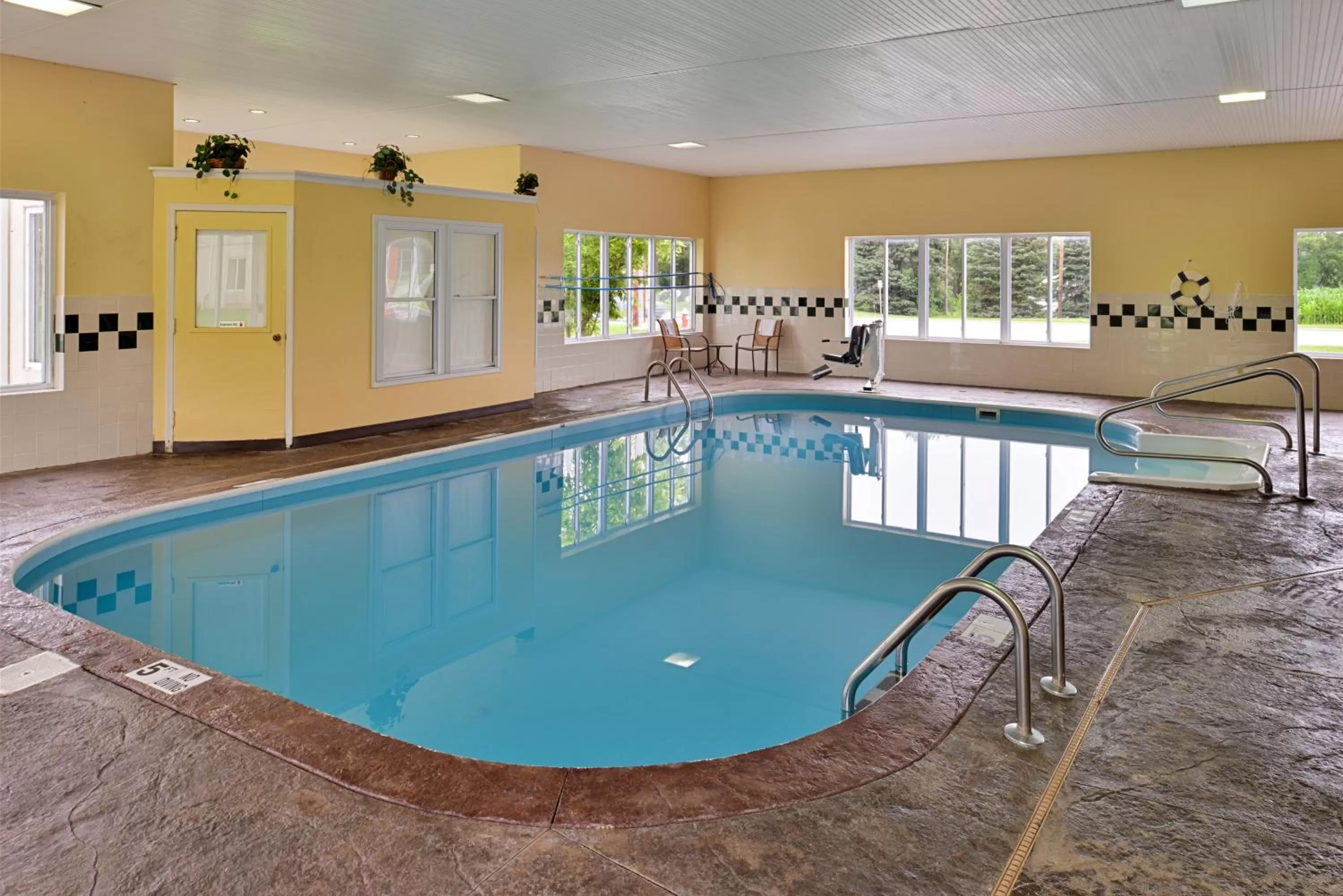 Swimming pool in Red Roof Inn Sandusky - Milan