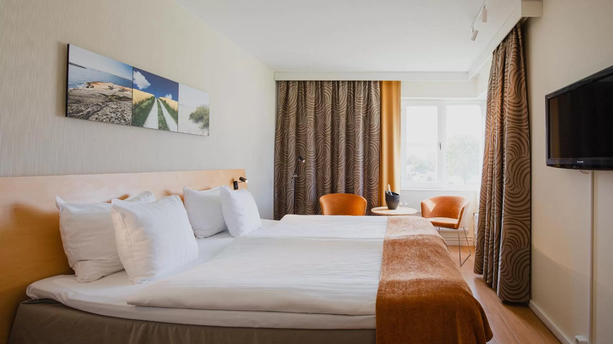 Property building, Bed in Hotell Erikslund