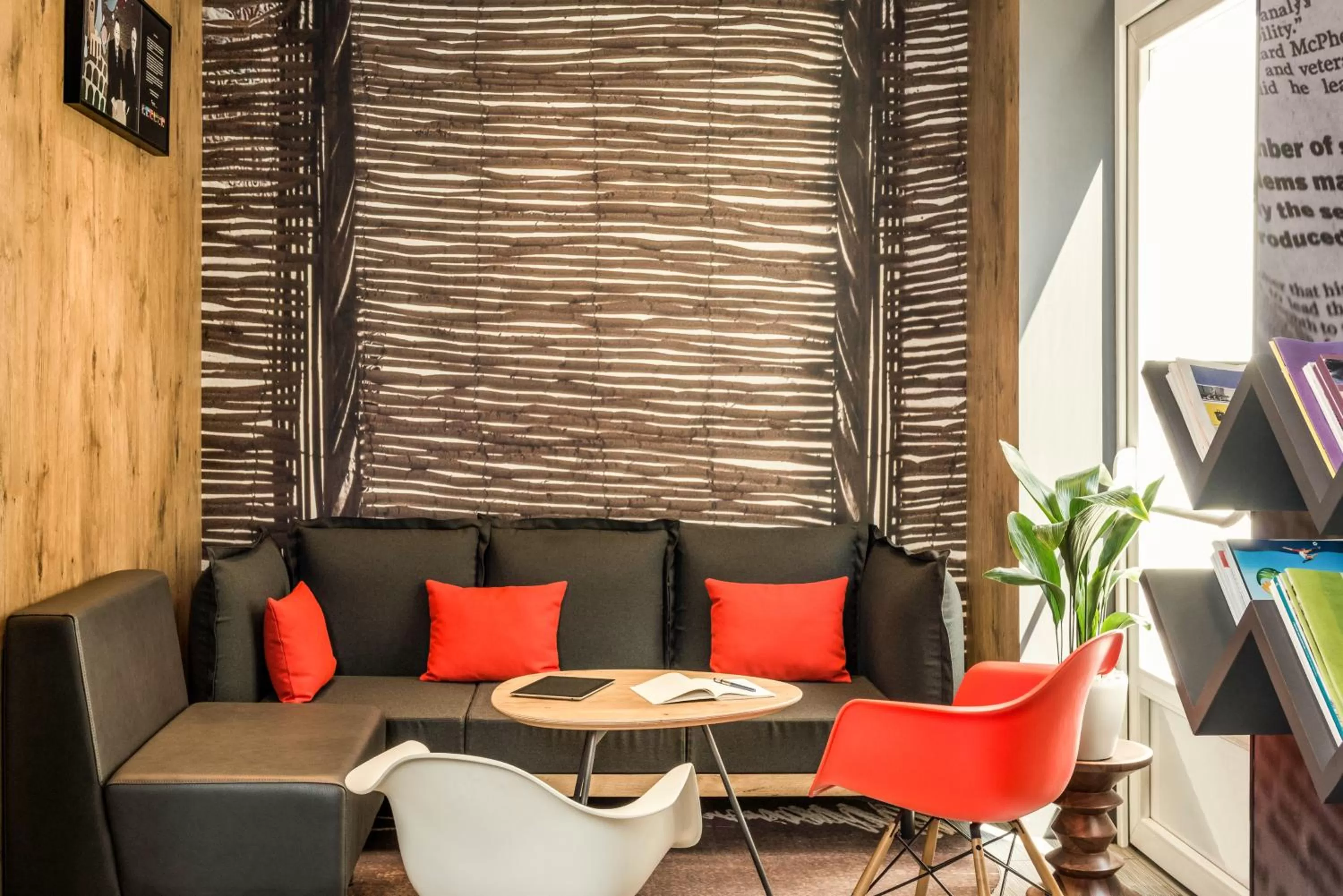 Lounge or bar in ibis Paris Boulogne Billancourt