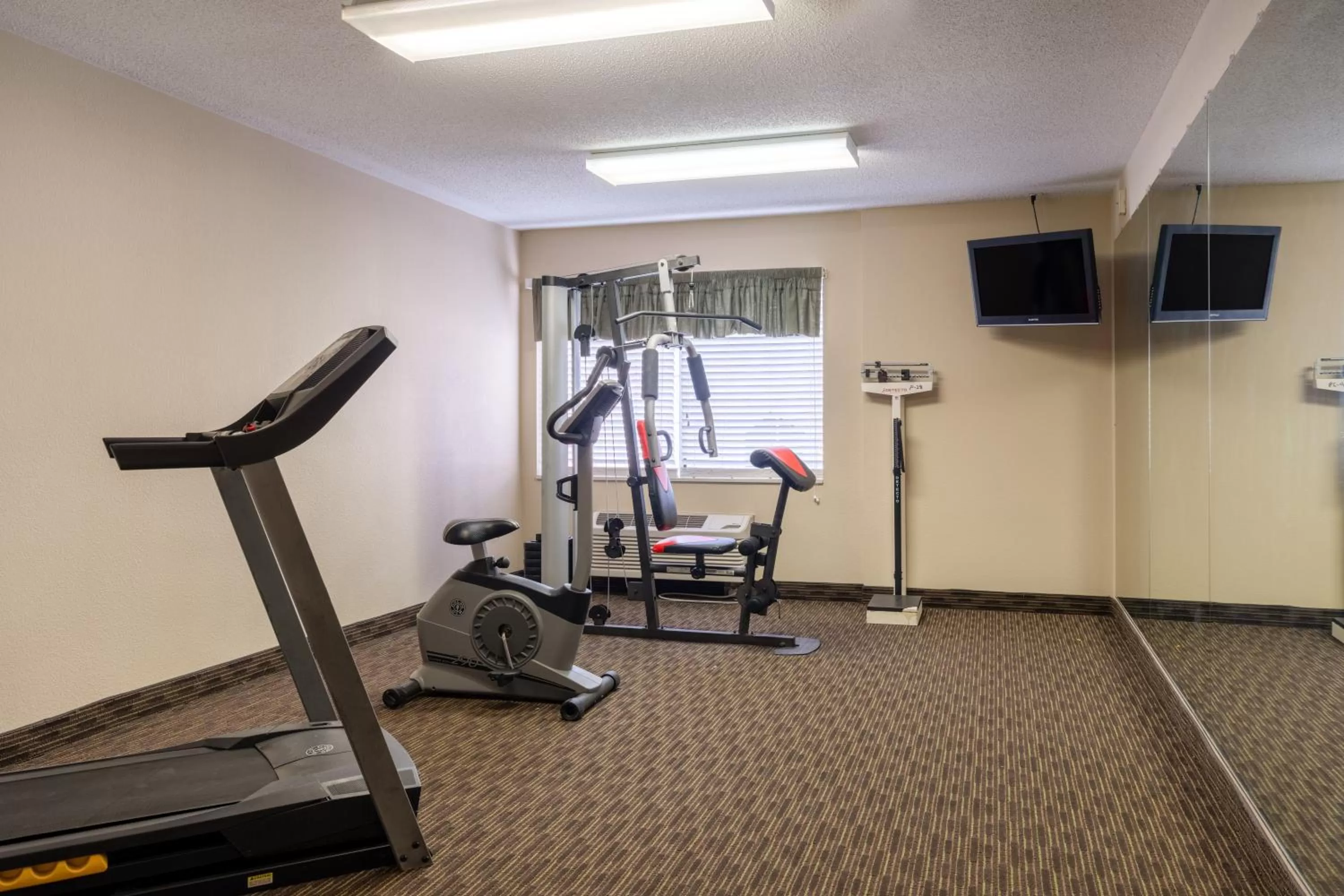 Fitness centre/facilities in AmericInn by Wyndham Cedar Rapids North