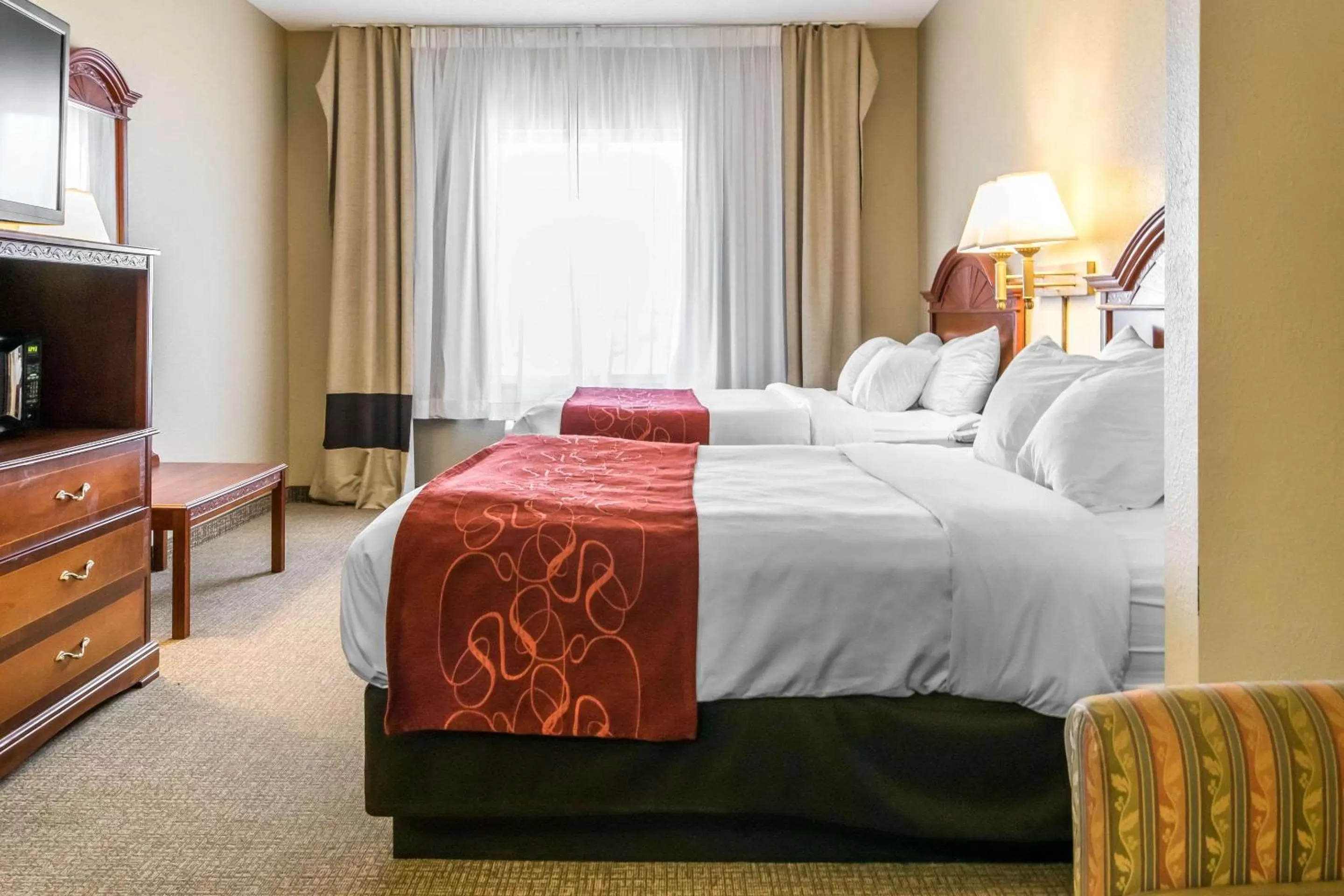 Photo of the whole room, Bed in Comfort Suites Owensboro South