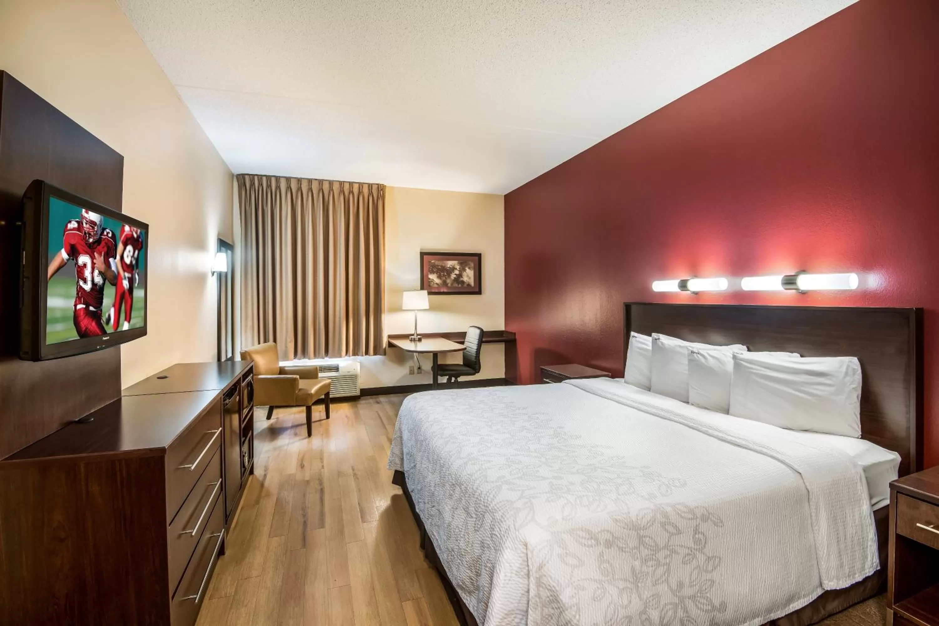 Photo of the whole room, Bed in Red Roof Inn PLUS + Phoenix West