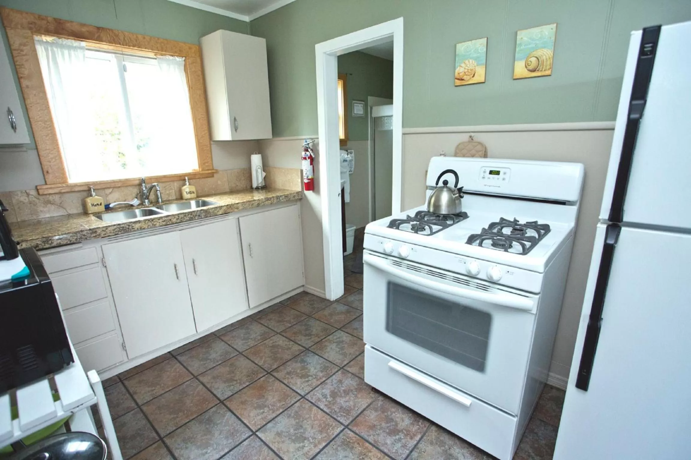 Kitchen or kitchenette in Agate Beach Motel