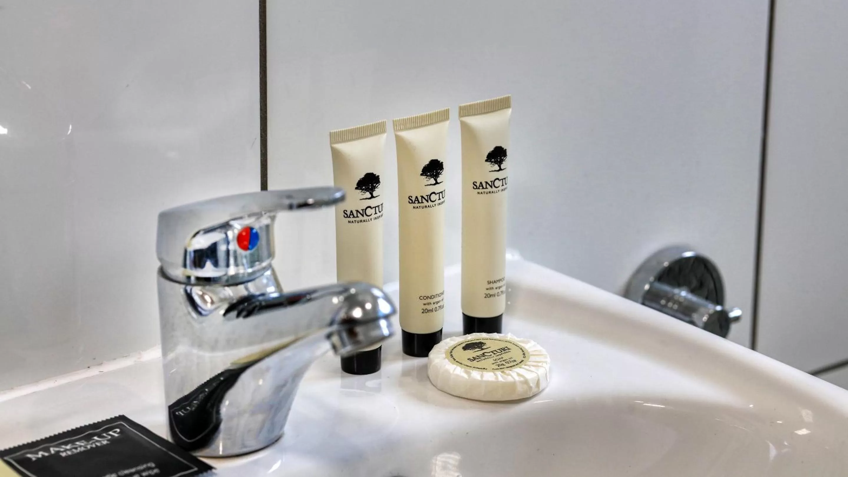 Bathroom in Castlereagh Lodge Motel