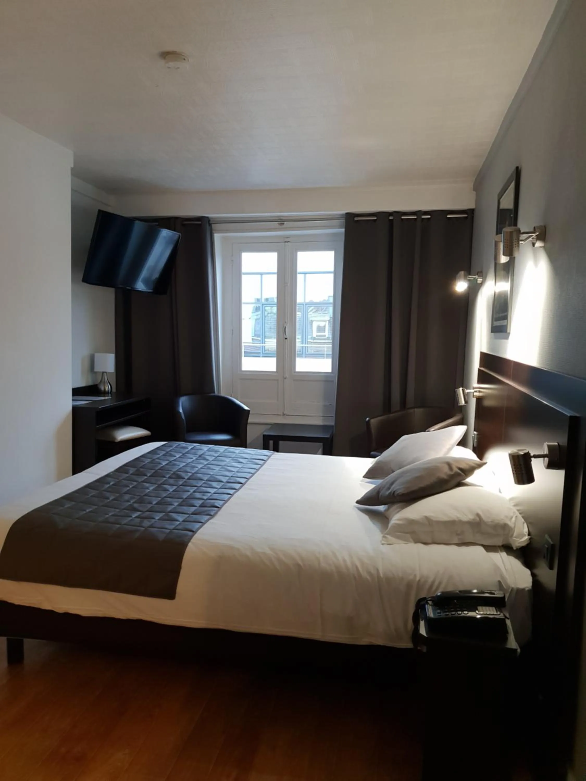 Photo of the whole room, Bed in Le Napoleon