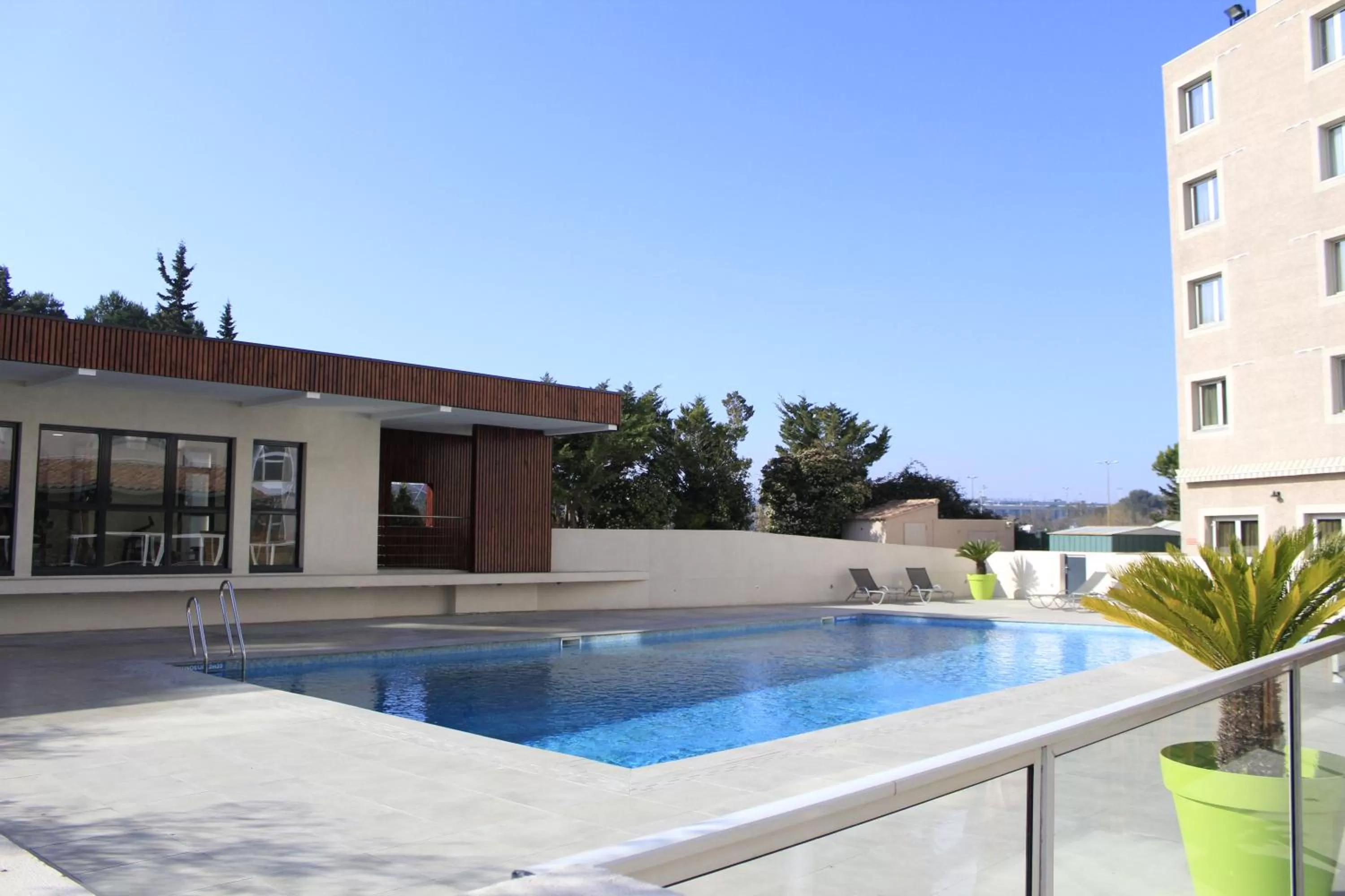 Swimming pool in Best Western Marseille Aeroport