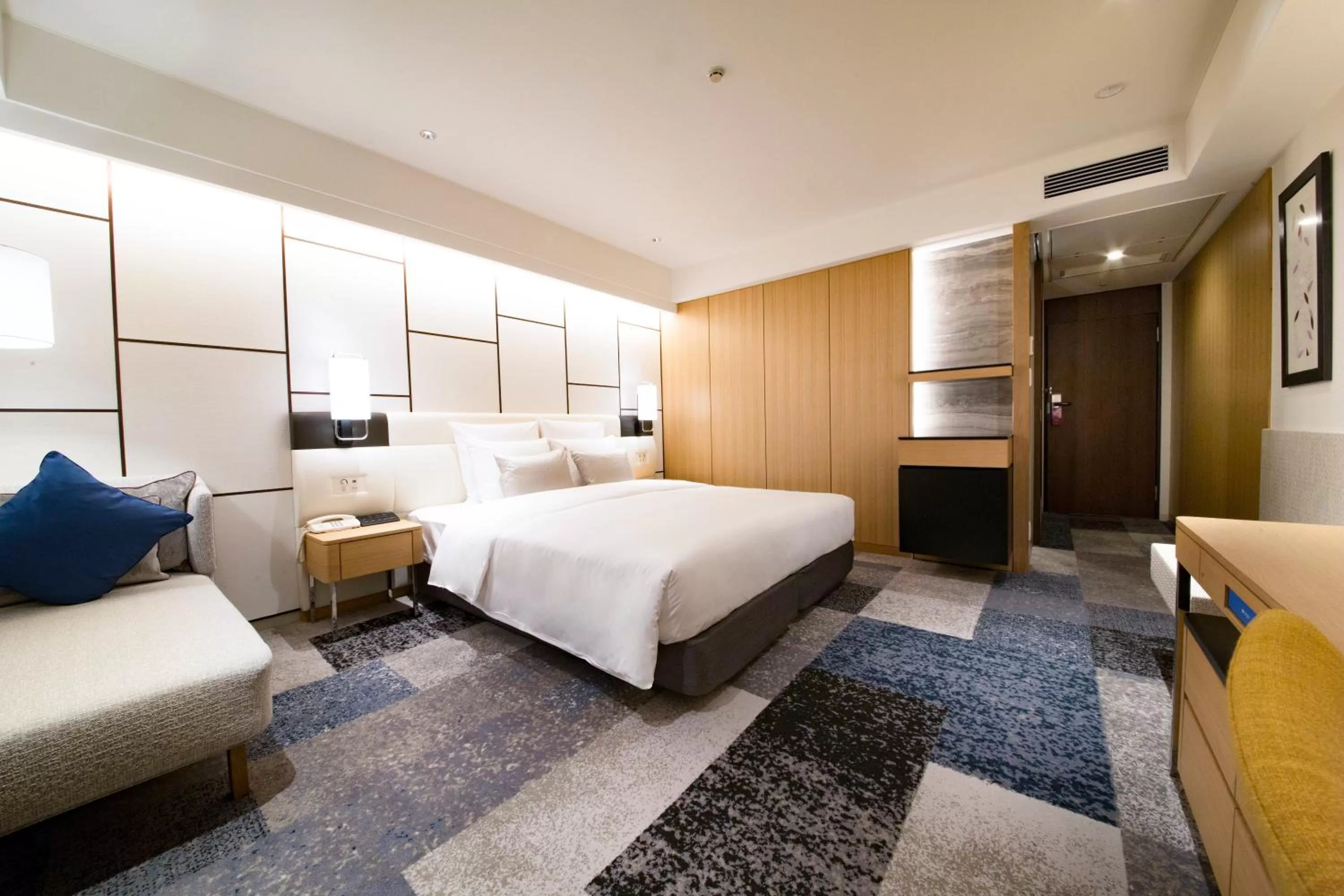 Photo of the whole room in ANA Crowne Plaza Osaka by IHG