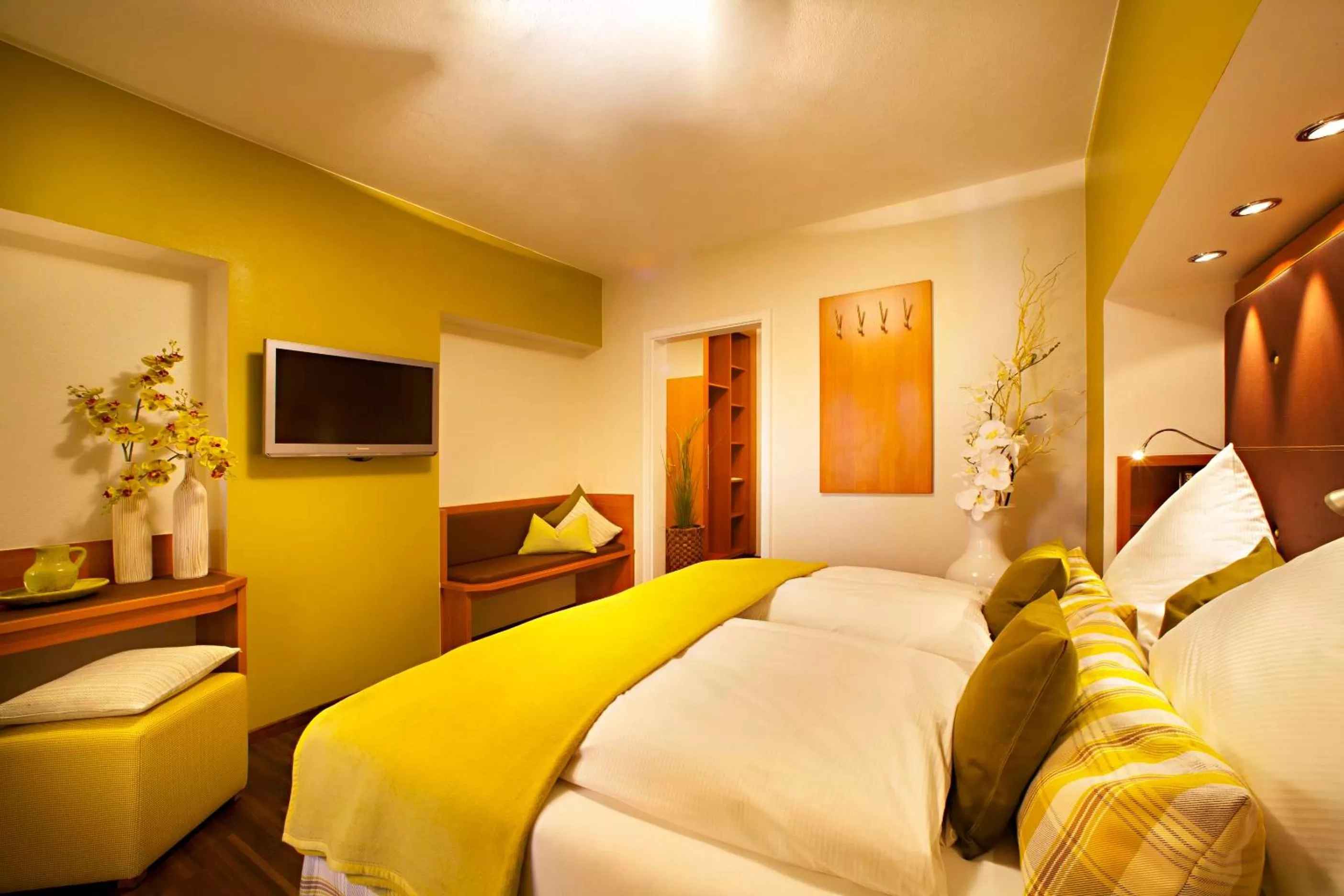 Photo of the whole room, Bed in Altstadthotel "Zum Hechten"