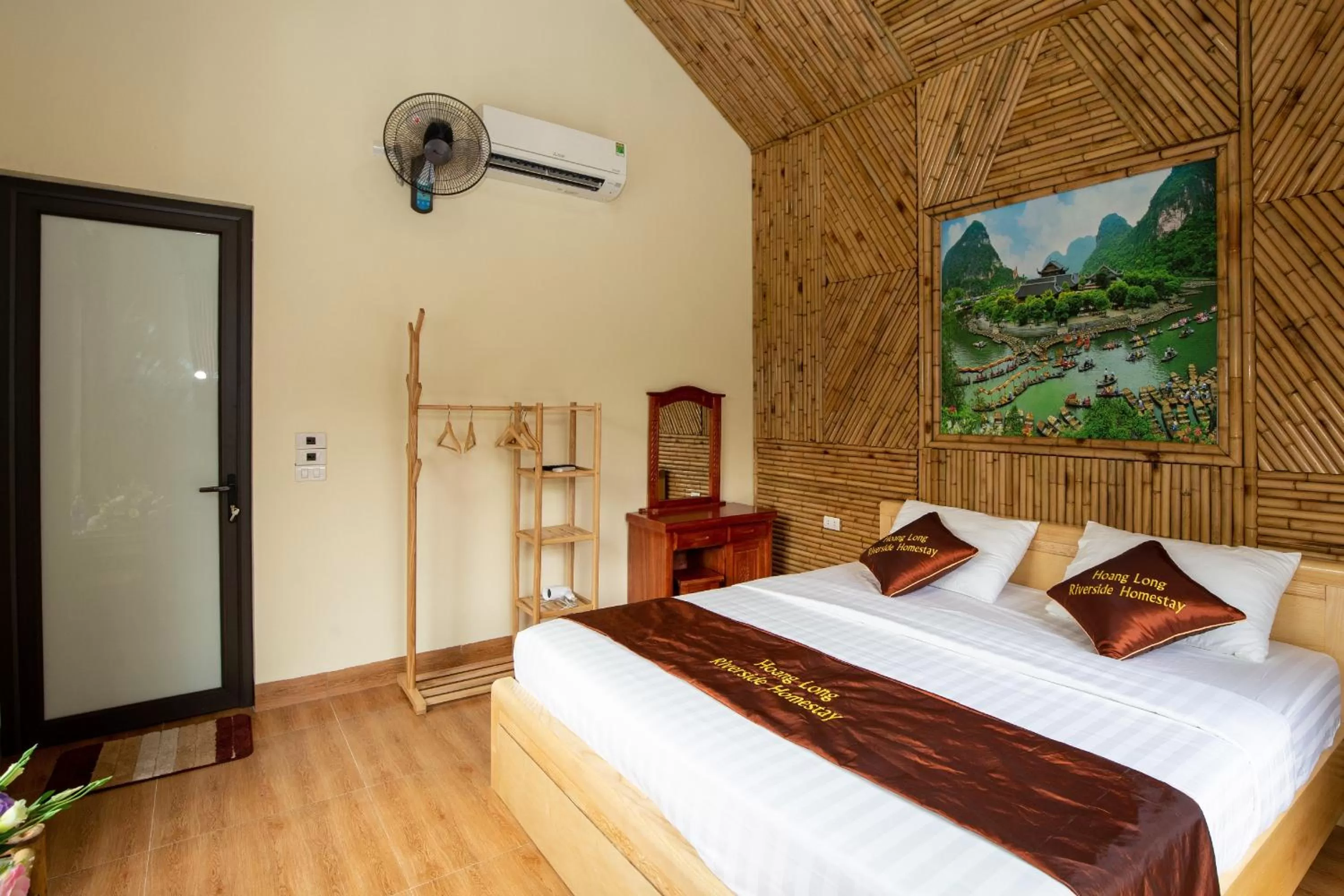 HoangLong Riverside Homestay