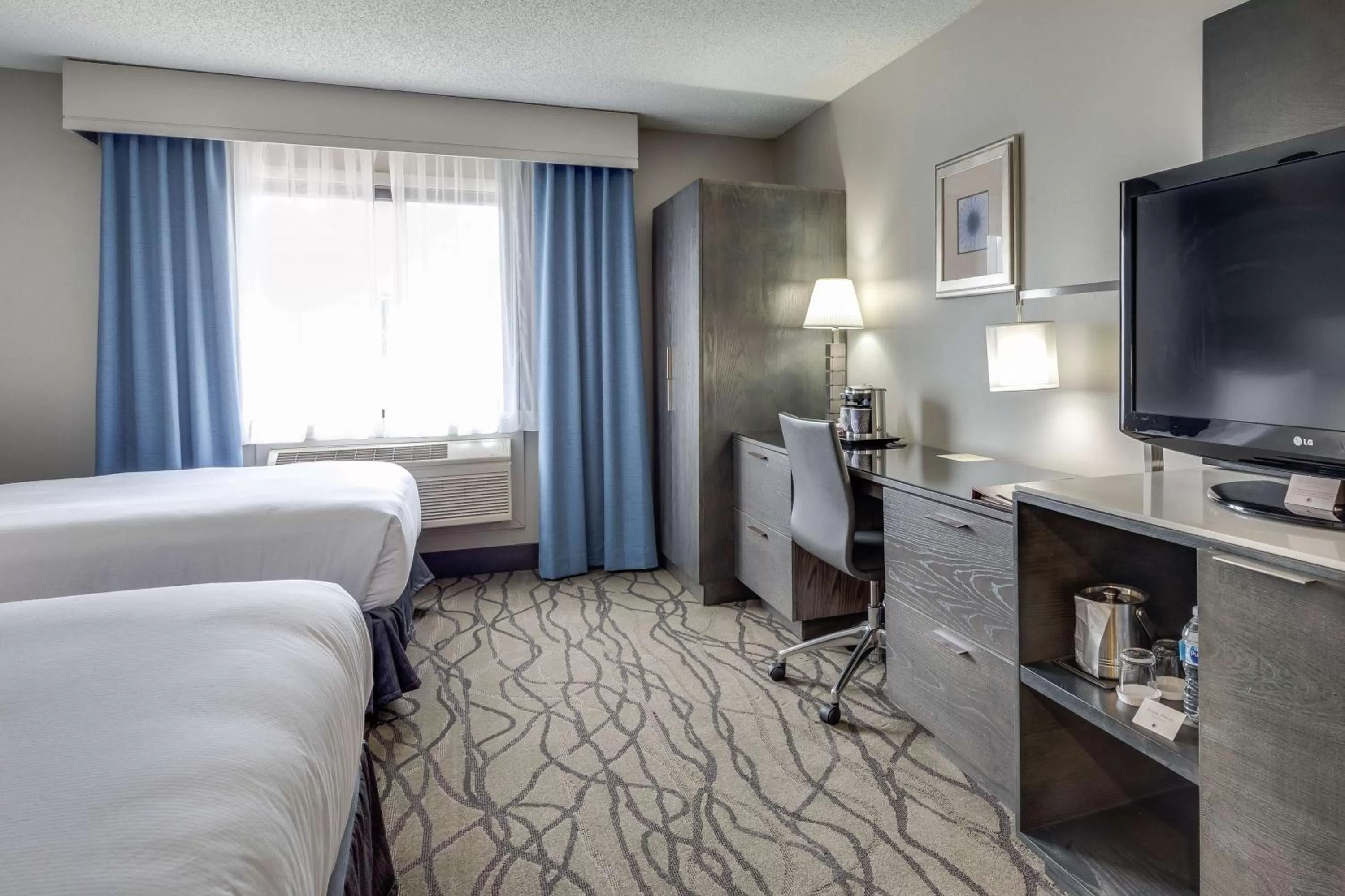 Bedroom, Bed in DoubleTree by Hilton Racine Harbourwalk