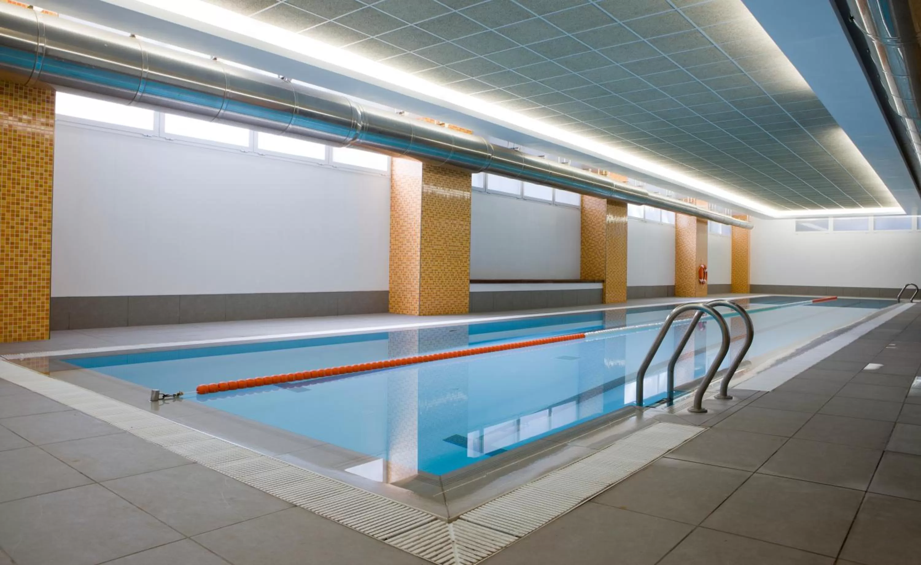 Swimming pool in Intelier Orange