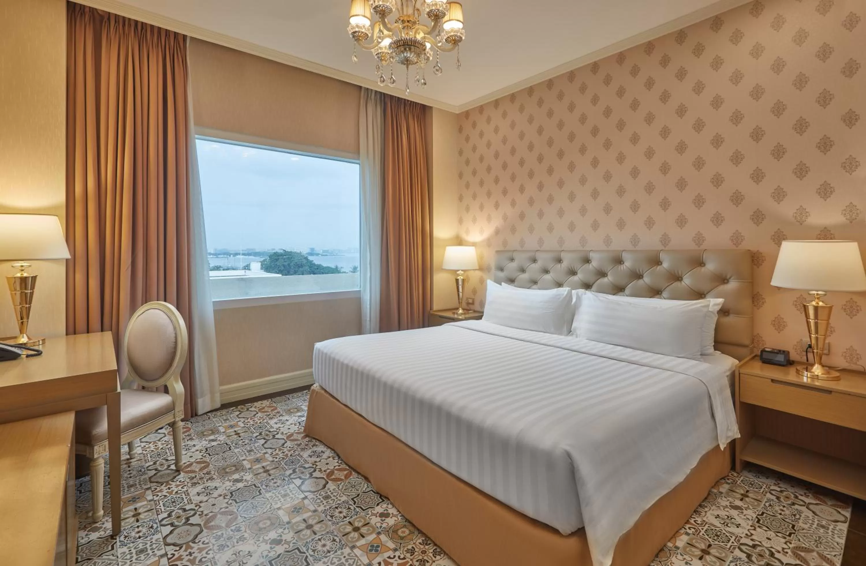 Deluxe Queen Room in Rizal Park Hotel