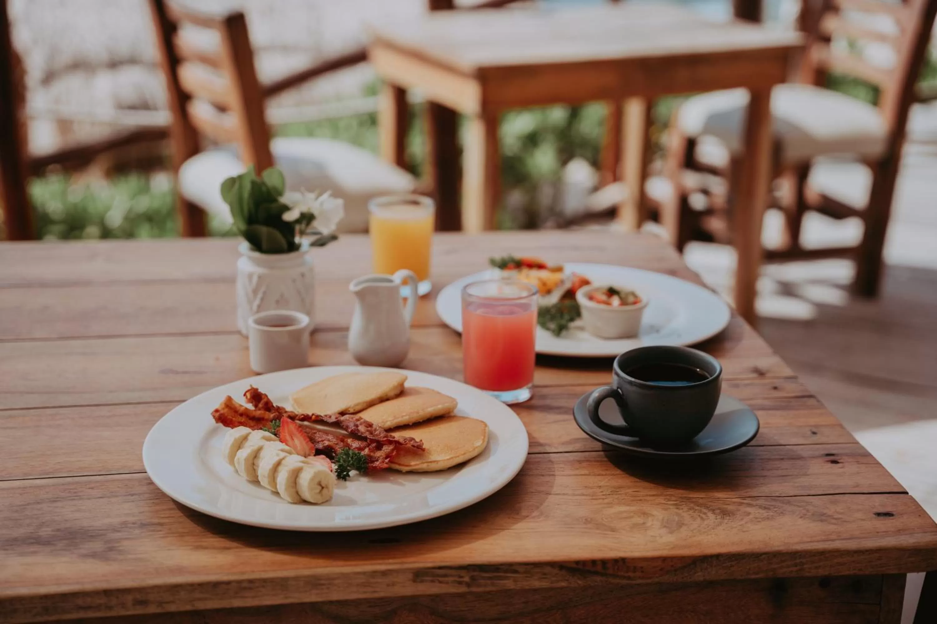 Food and drinks in Petit Lafitte Beach Front Hotel & Bungalows