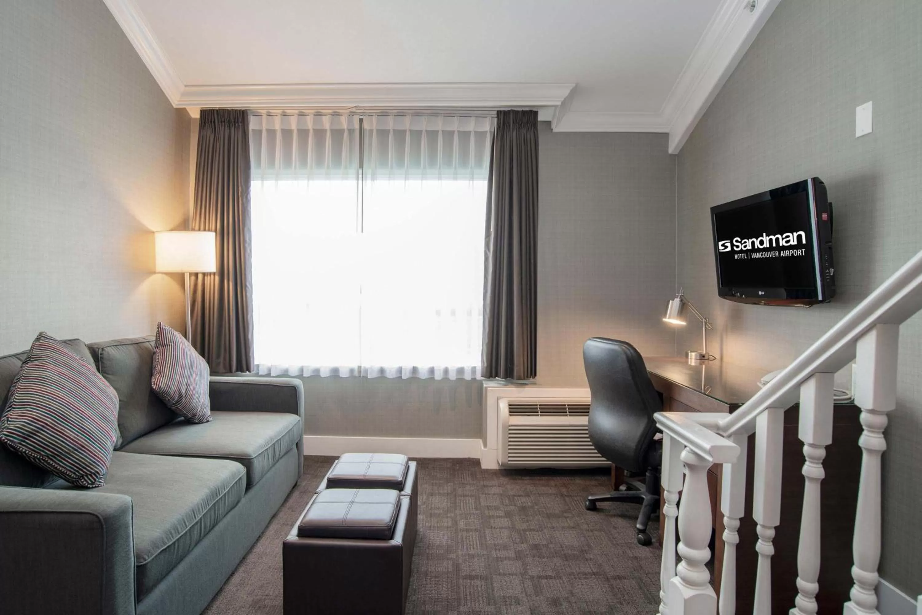 Photo of the whole room in Sandman Hotel Vancouver Airport