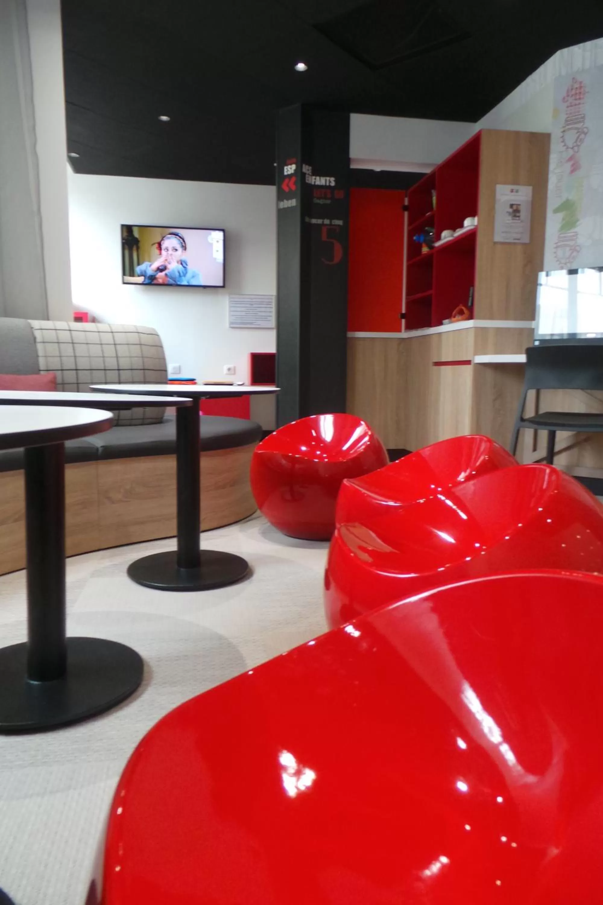 Communal lounge/ TV room in ibis Styles Deauville Centre
