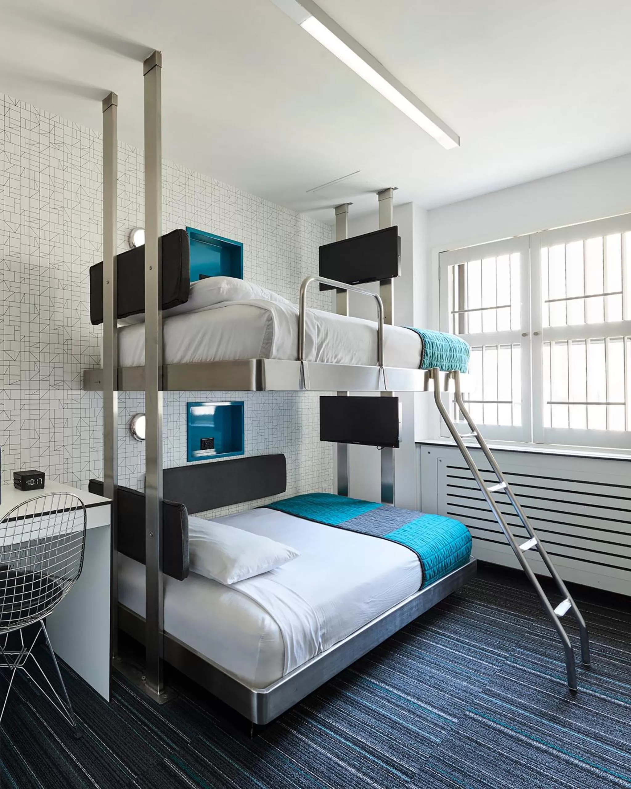 Photo of the whole room, Bed in Pod 51