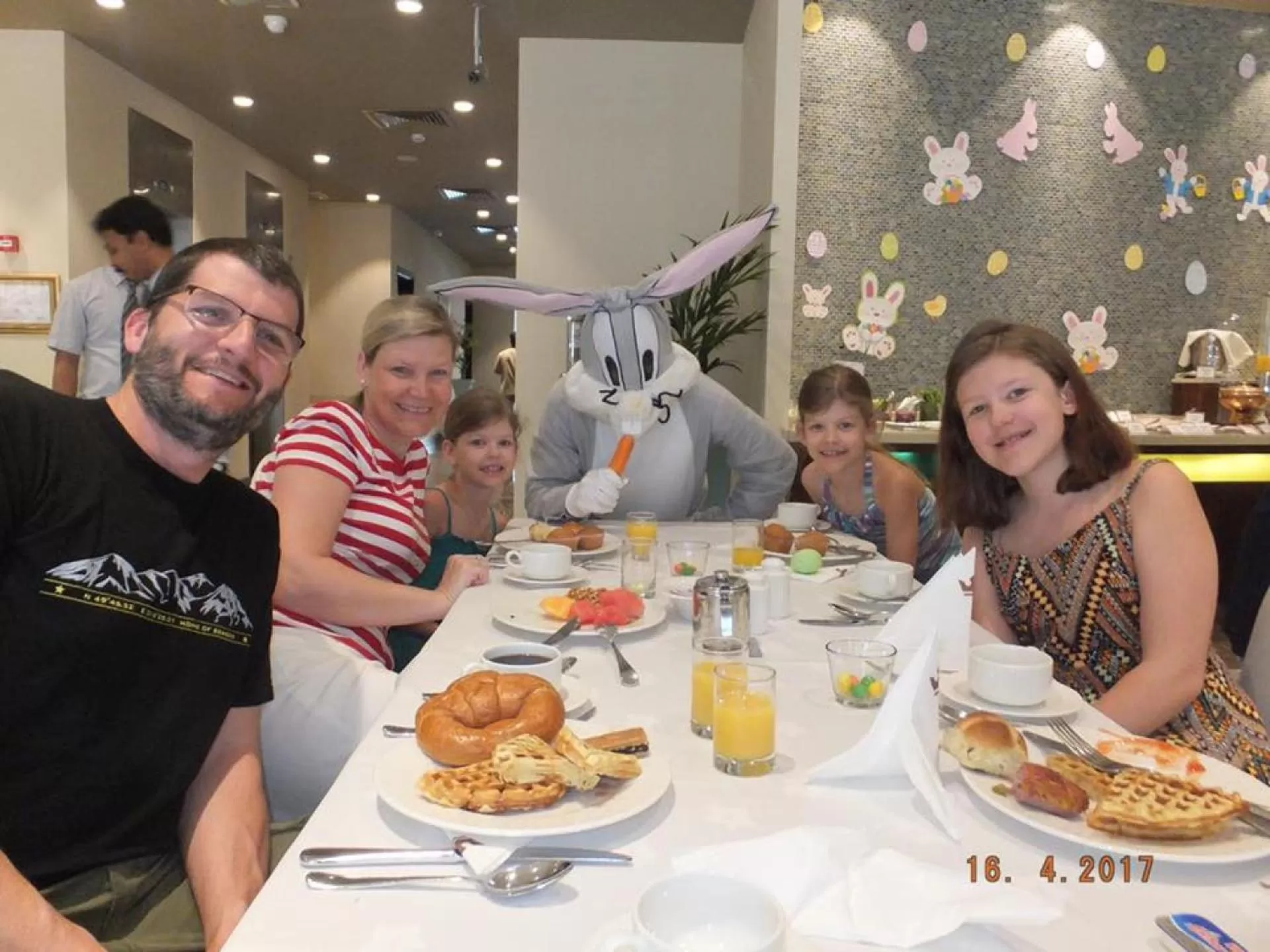 Restaurant/places to eat in Savoy Crest Hotel Apartments