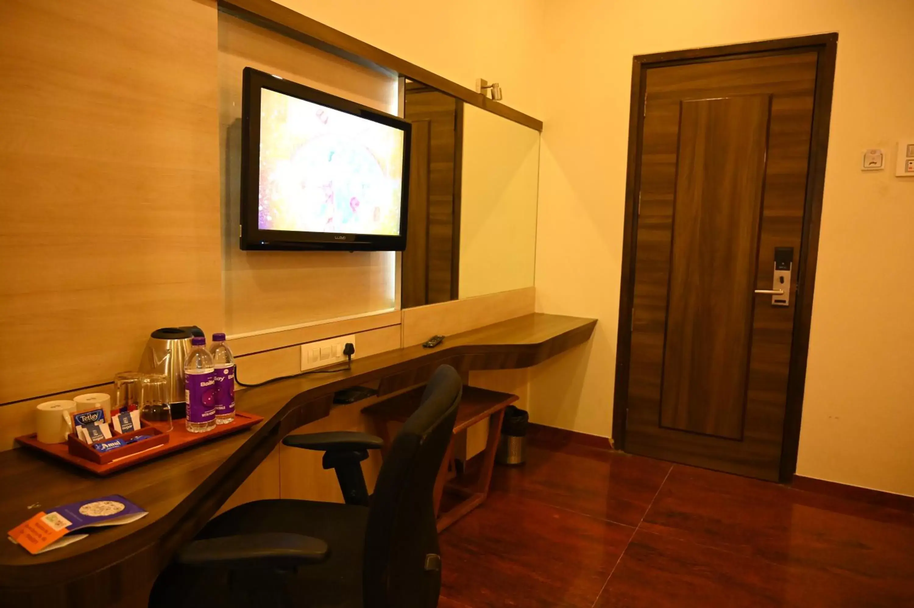 Deluxe Room - single occupancy in HOTEL CENTER POINT Deluxe Room - single occupancy in HOTEL CENTER POINT