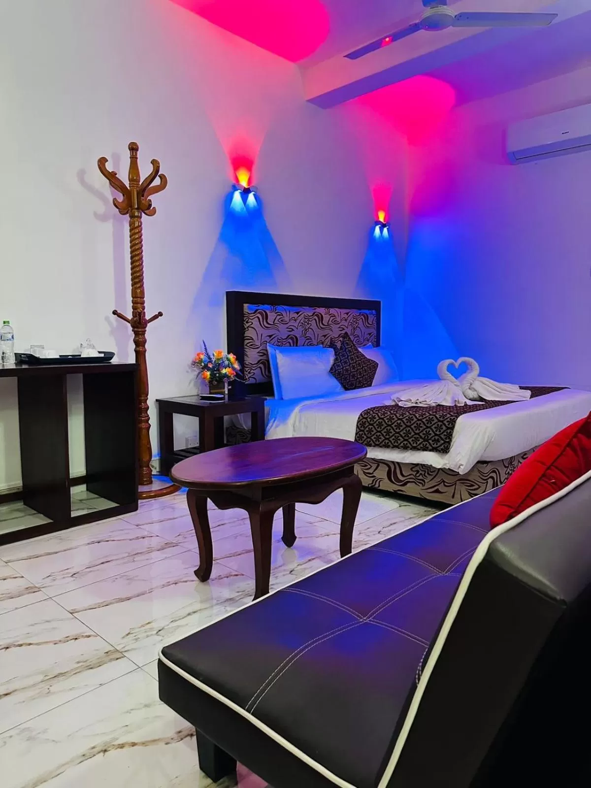 TV and multimedia in Otha Shy Airport Transit Hotel