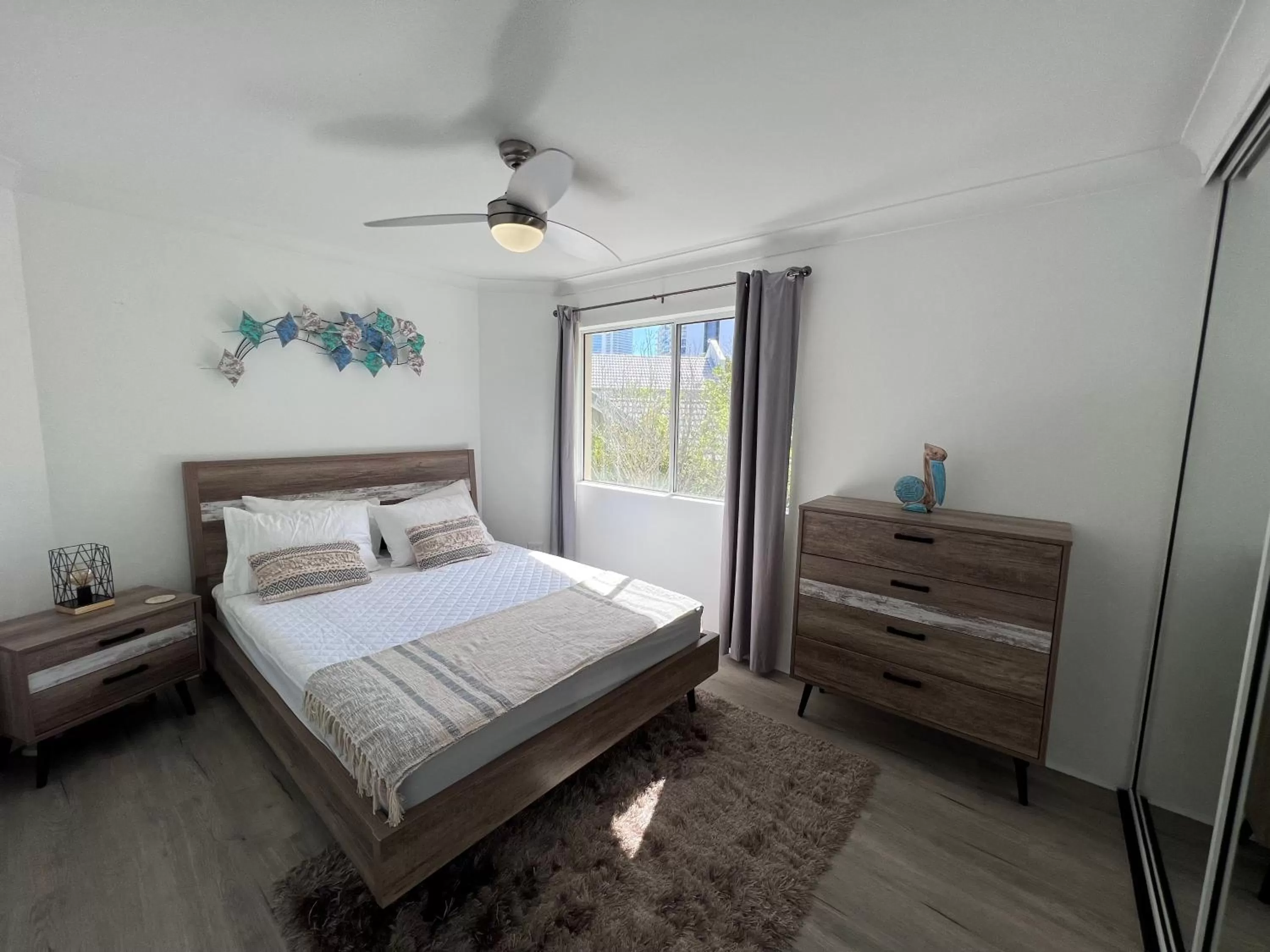 Bedroom in Surfers Del Rey