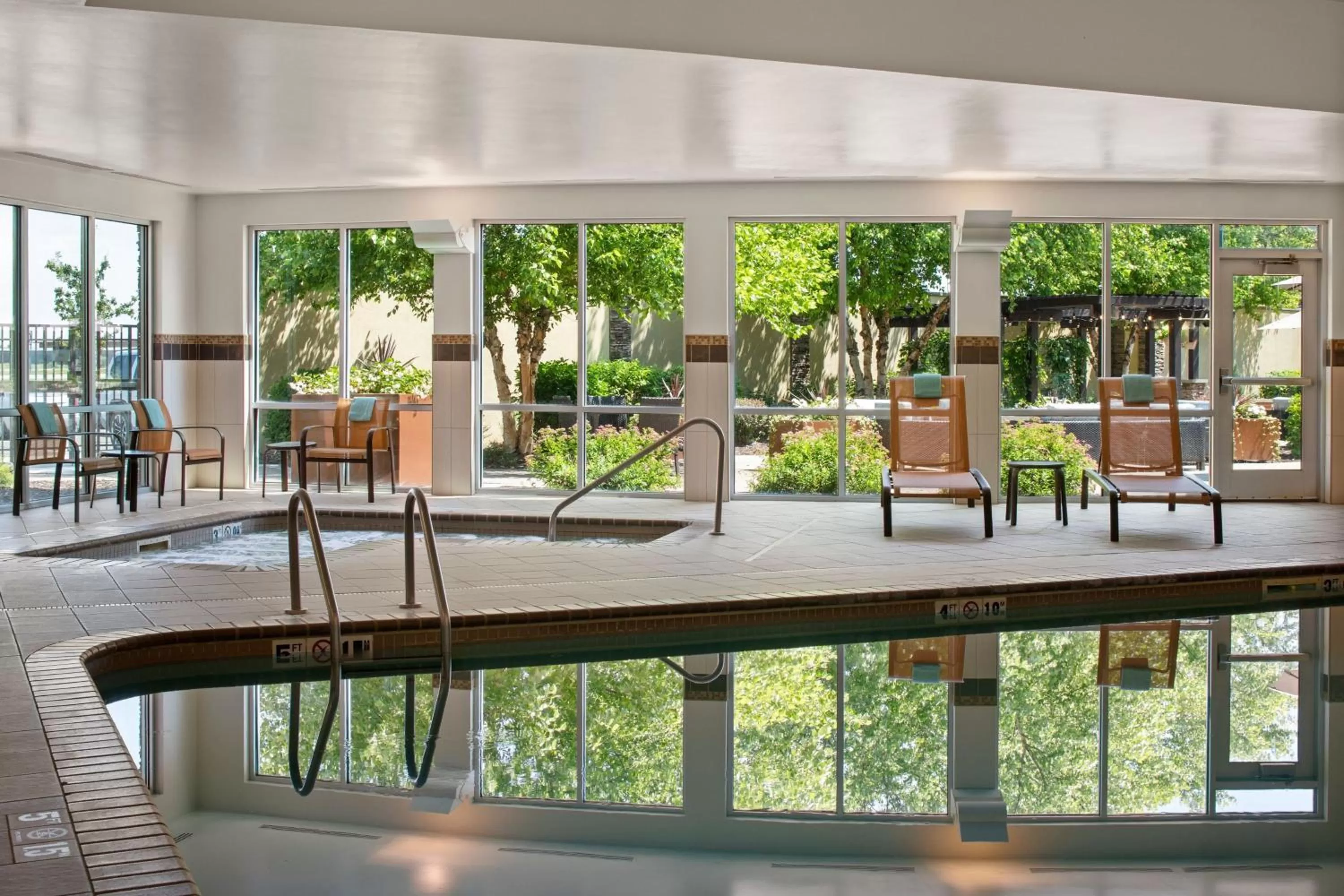 Swimming pool in Courtyard Mankato Hotel & Event Center