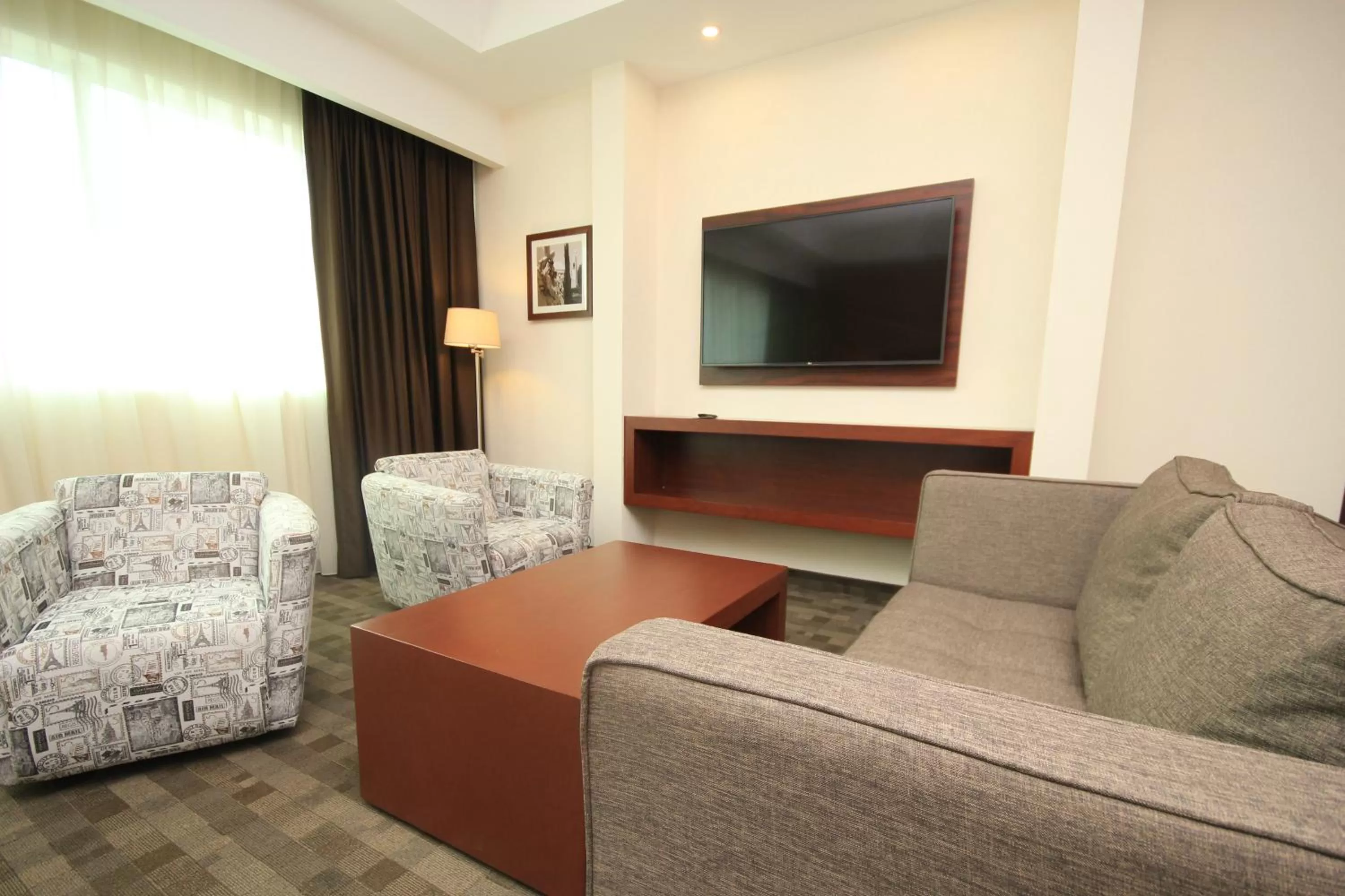 Bedroom in Holiday Inn & Suites Plaza Mayor by IHG