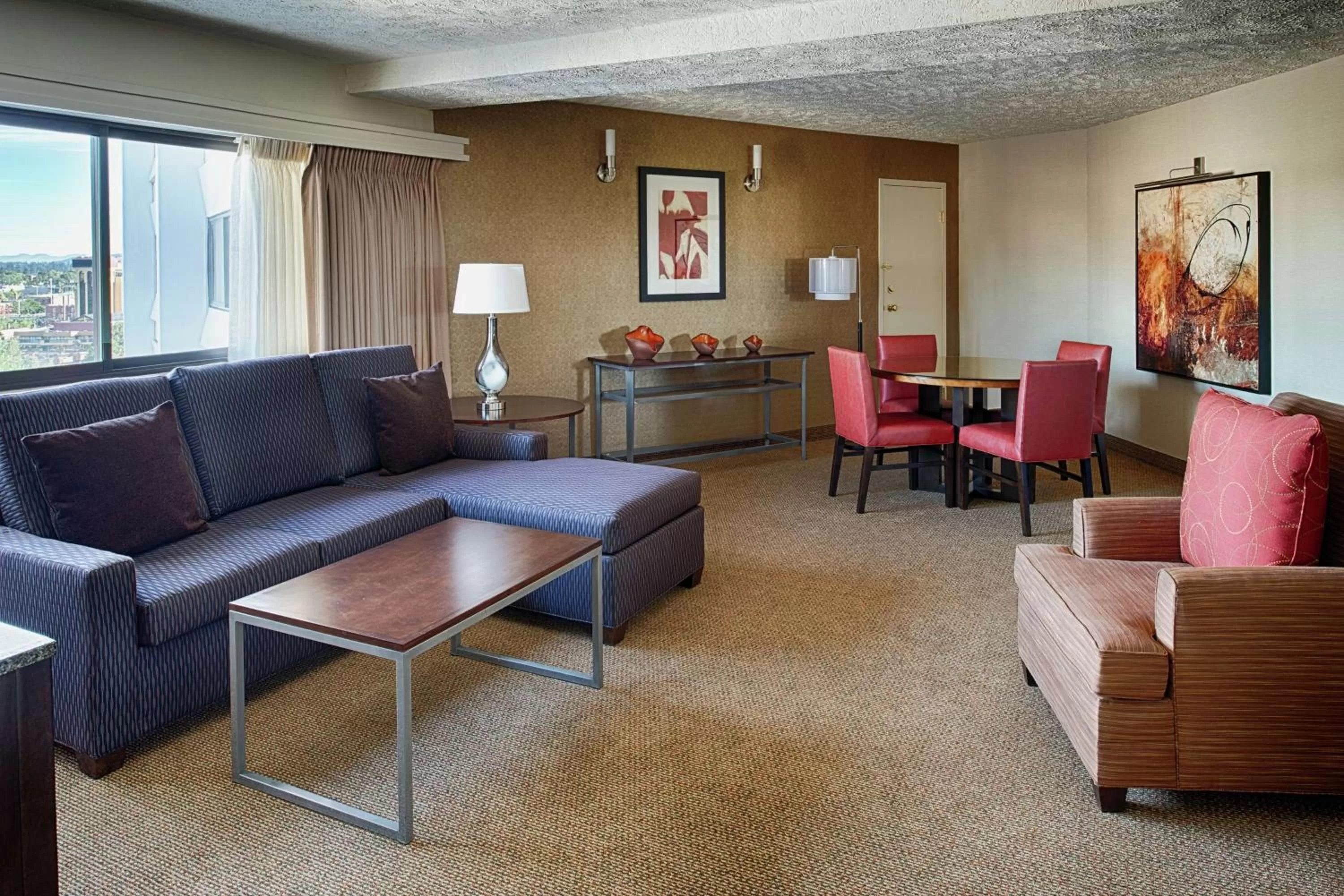 Living room in DoubleTree by Hilton Spokane City Center