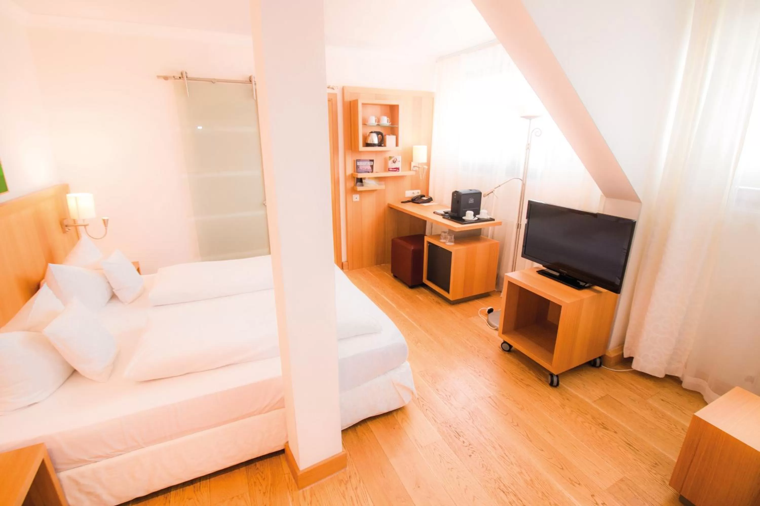 Coffee/tea facilities, TV/Entertainment Center in Romantik Hotel Hirschen