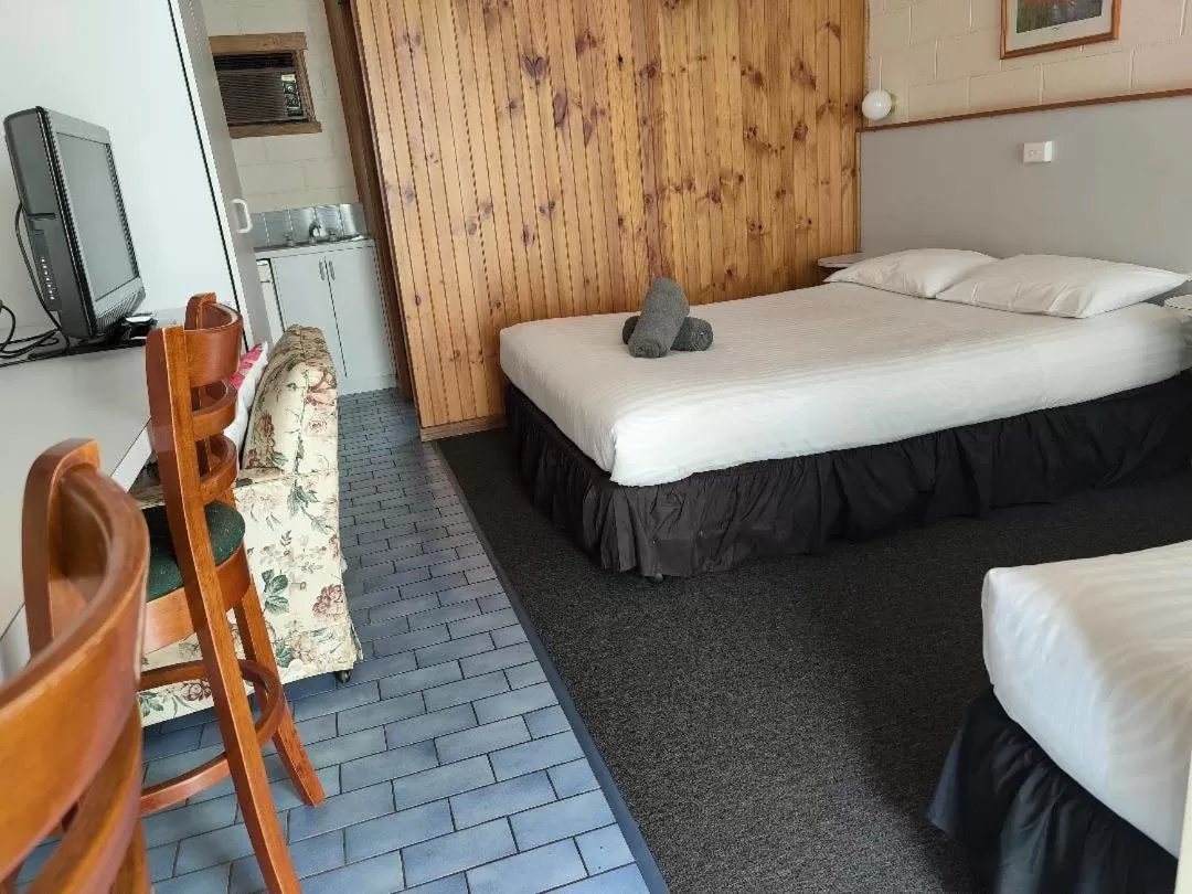 Photo of the whole room, Bed in Yarragon Motel