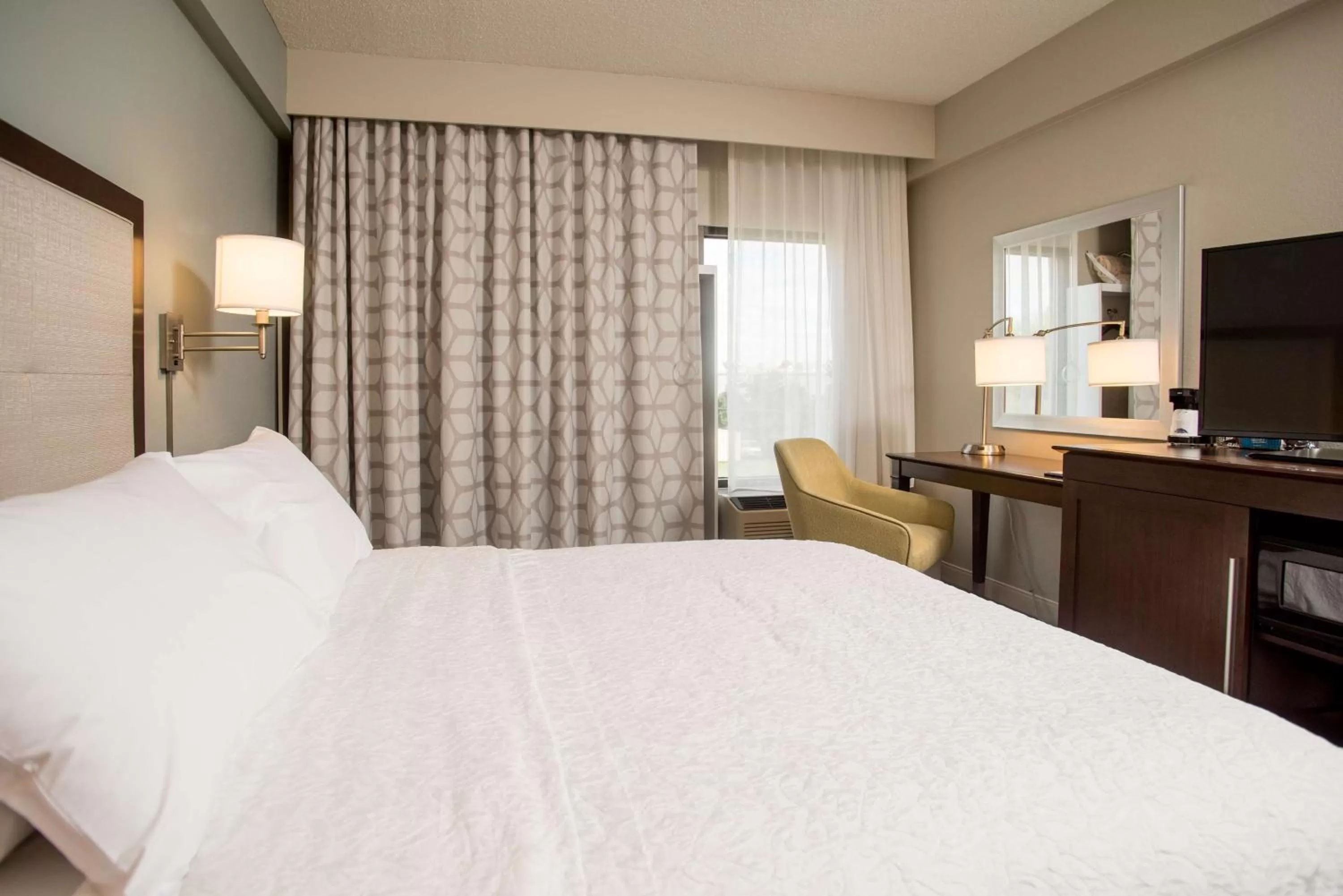 Bedroom, Bed in Hampton Inn Joplin