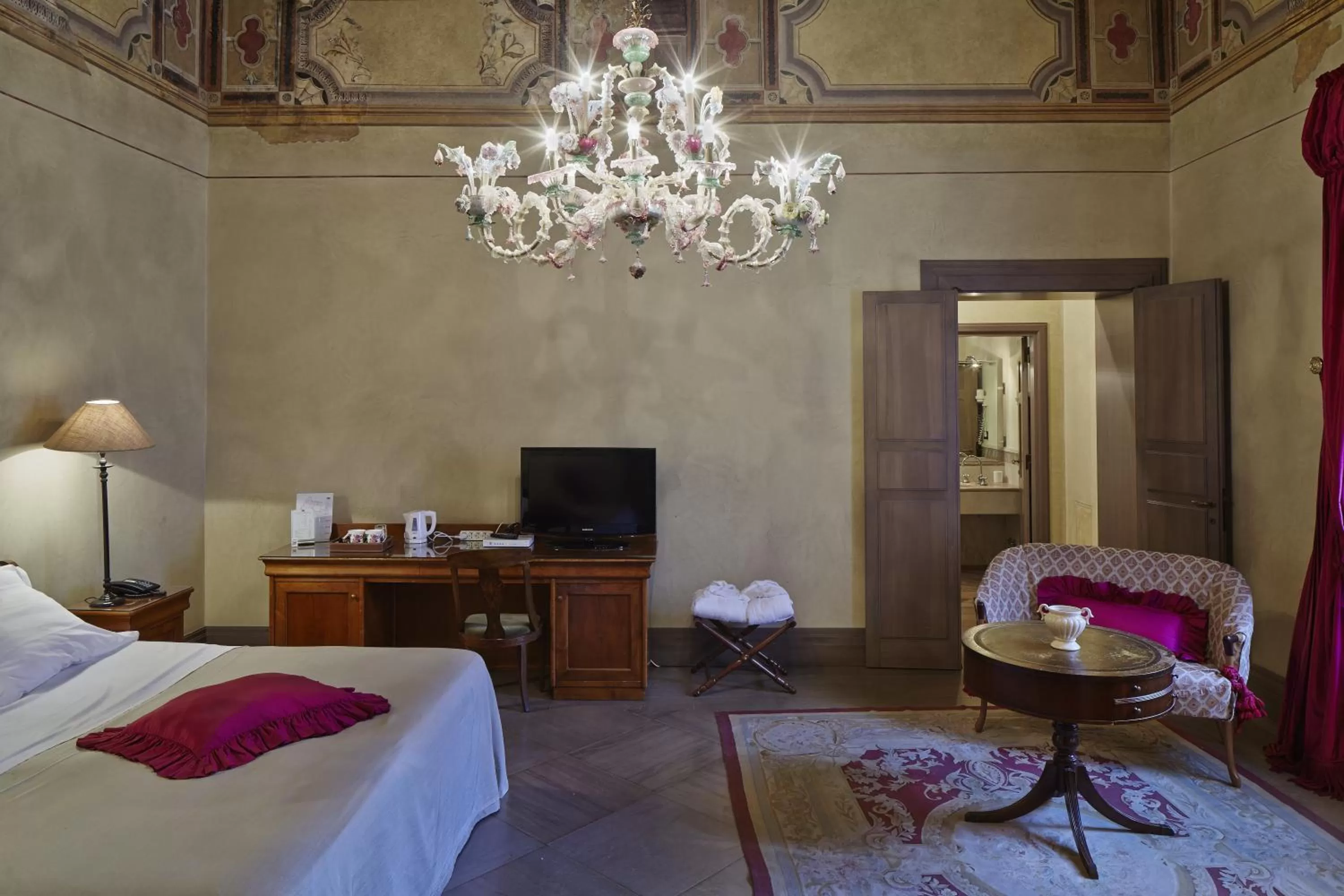 Bathroom, Bed in Albergo Cappello