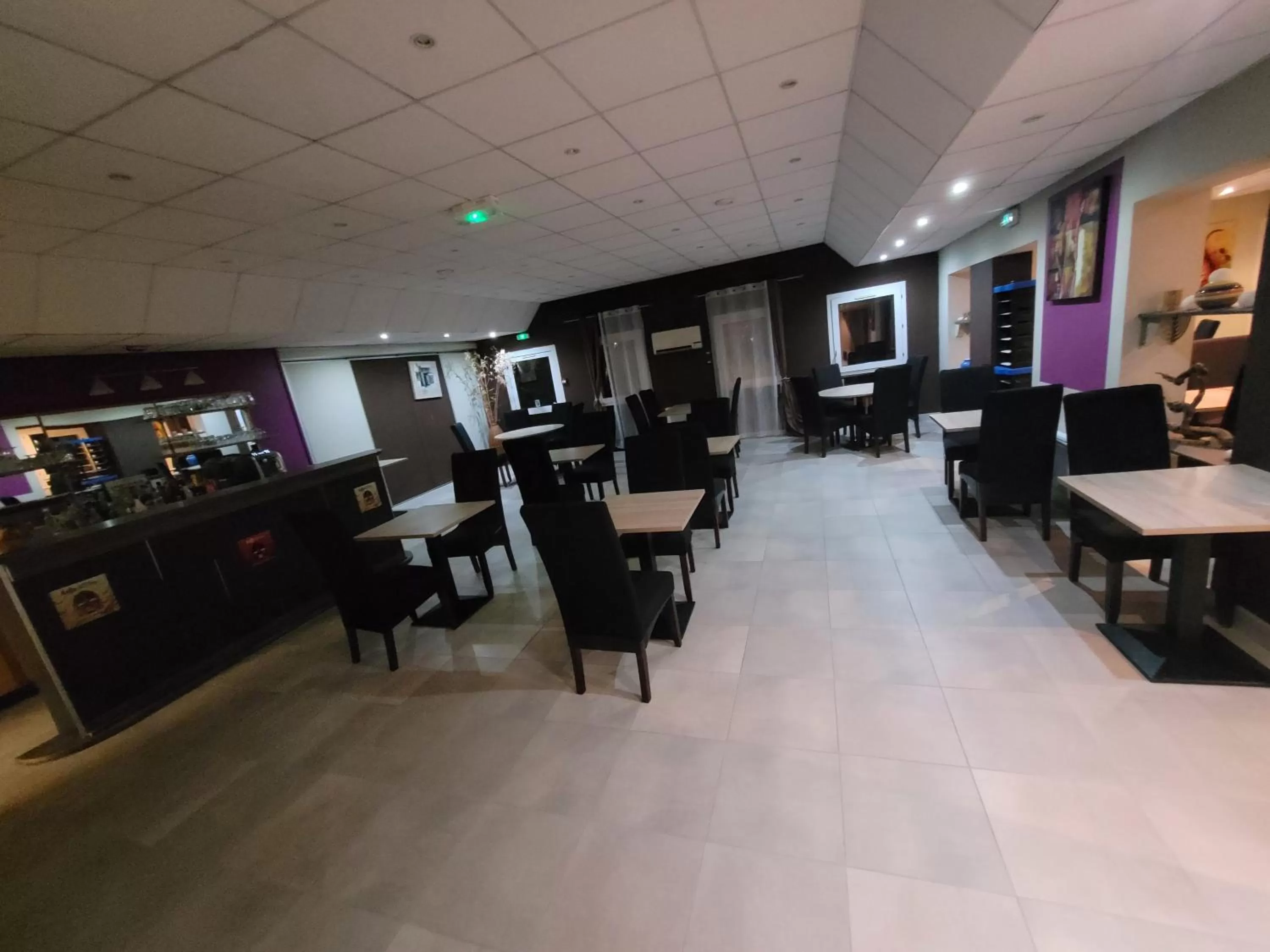 Restaurant/places to eat in Hôtel Le Cosy Blois Villebarou