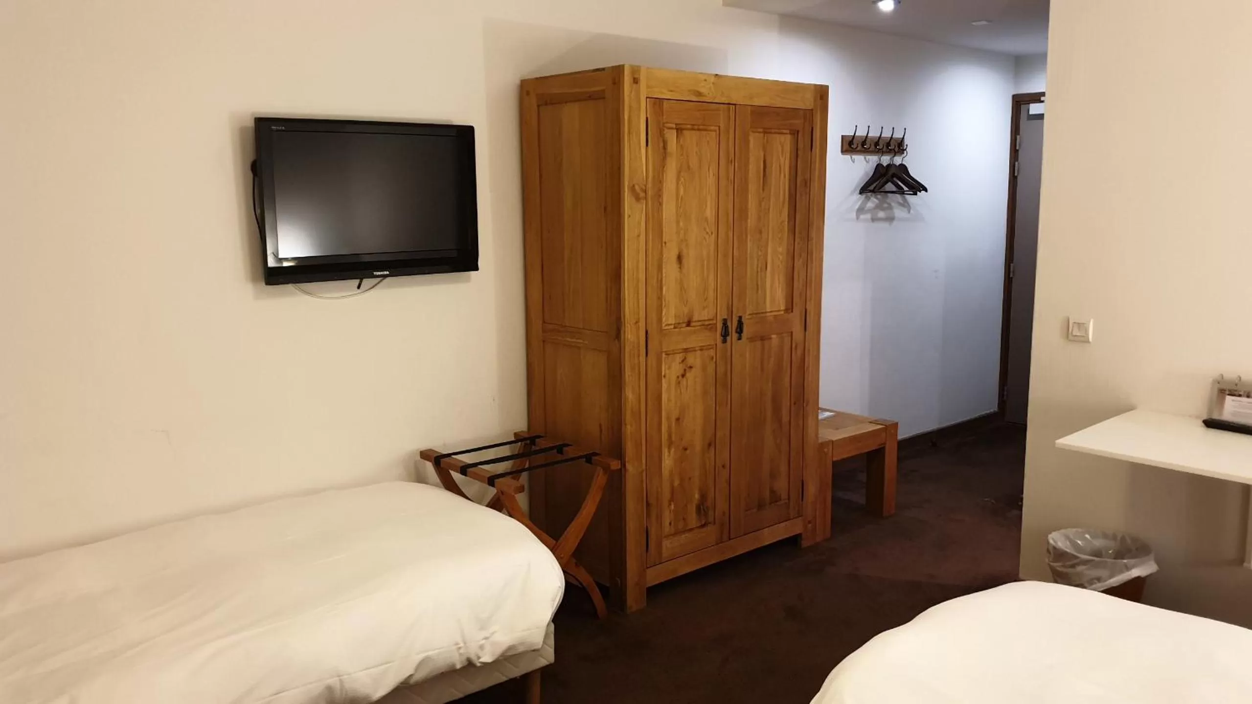 Photo of the whole room, Bed in Auberge de Savoie