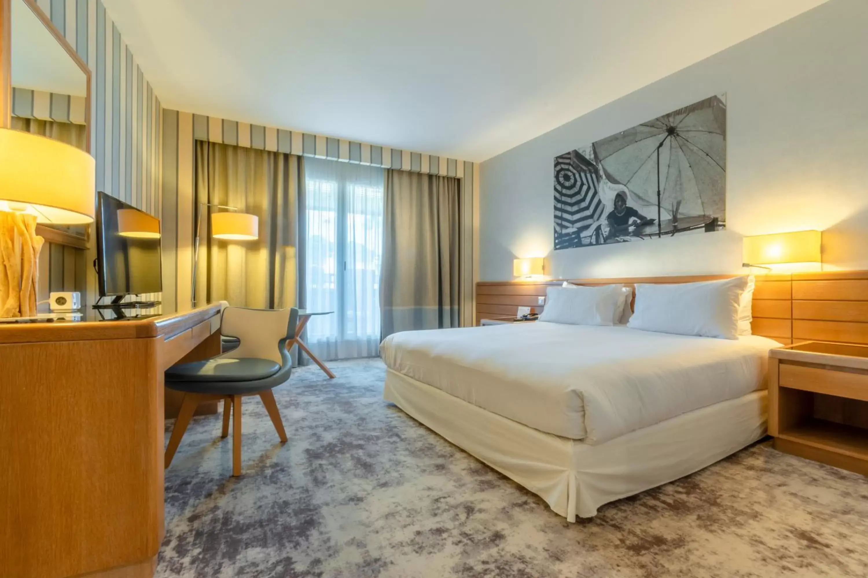 Standard Double Room with Balcony and City View - Disability Access in Holiday Inn Nice - Port St Laurent by IHG Standard Double Room with Balcony and City View - Disability Access in Holiday Inn Nice - Port St Laurent by IHG